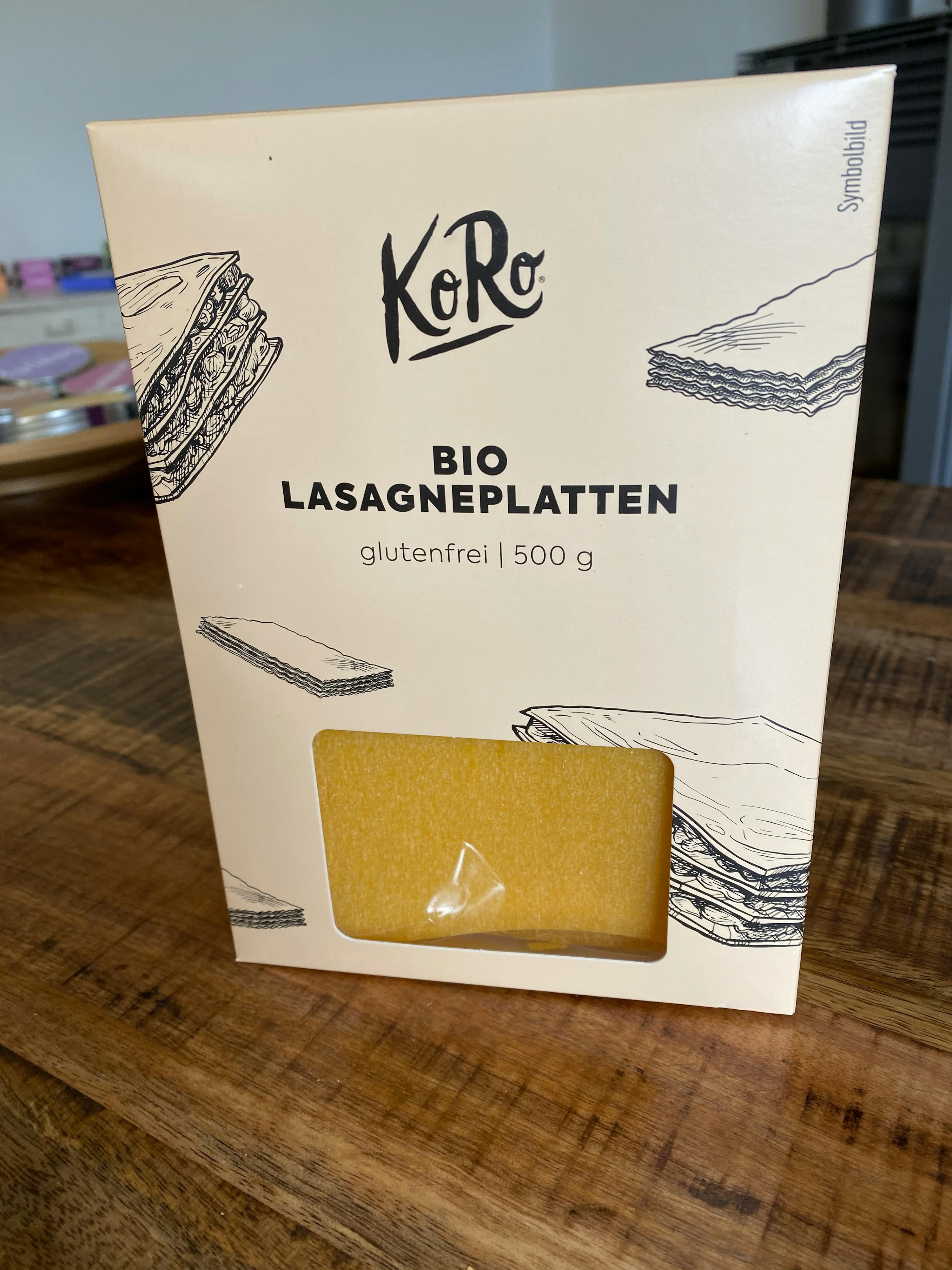 une boîte de lasagna bio posée sur une table en bois