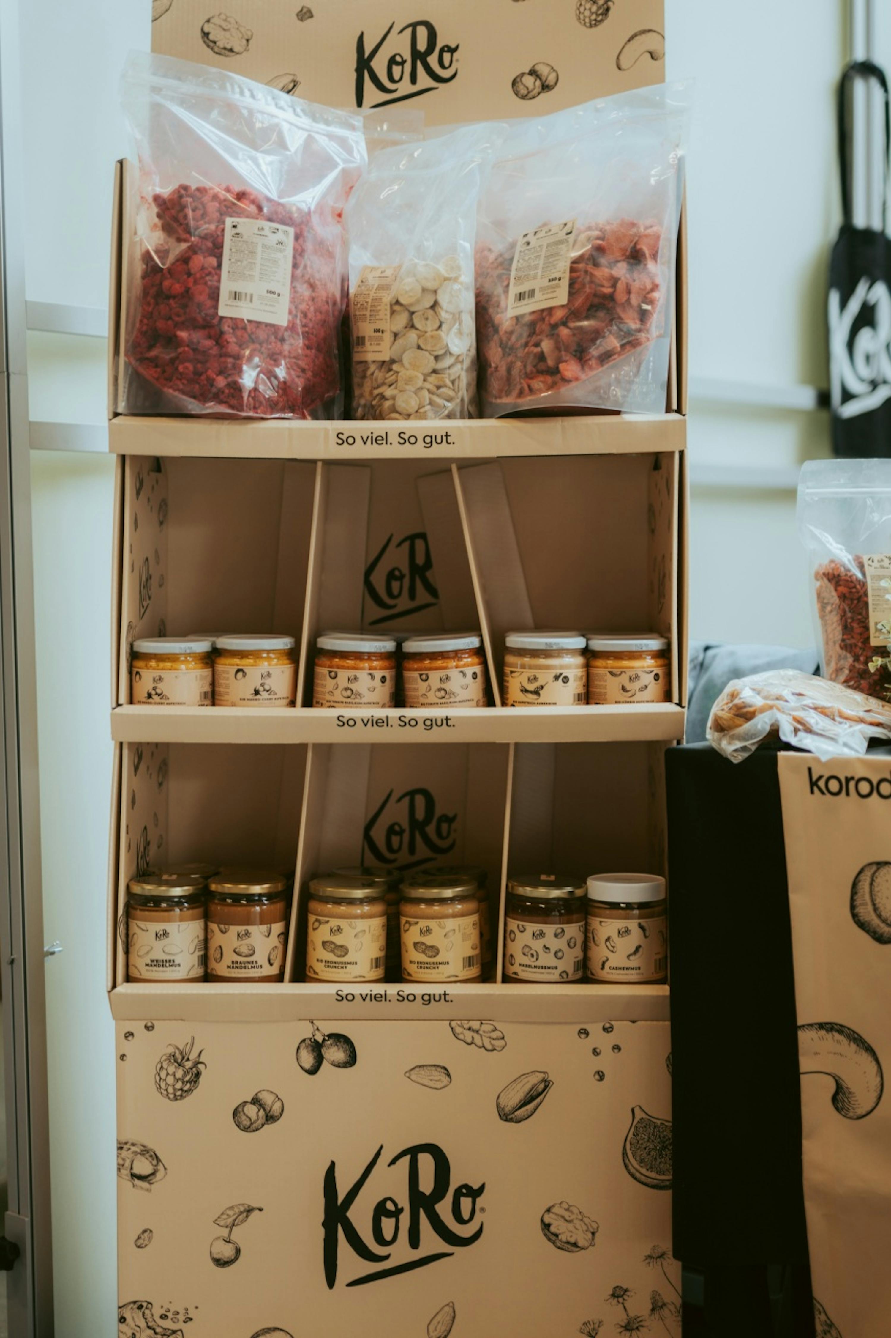 un vassoio di cartone con diversi prodotti e sopra il logo koro