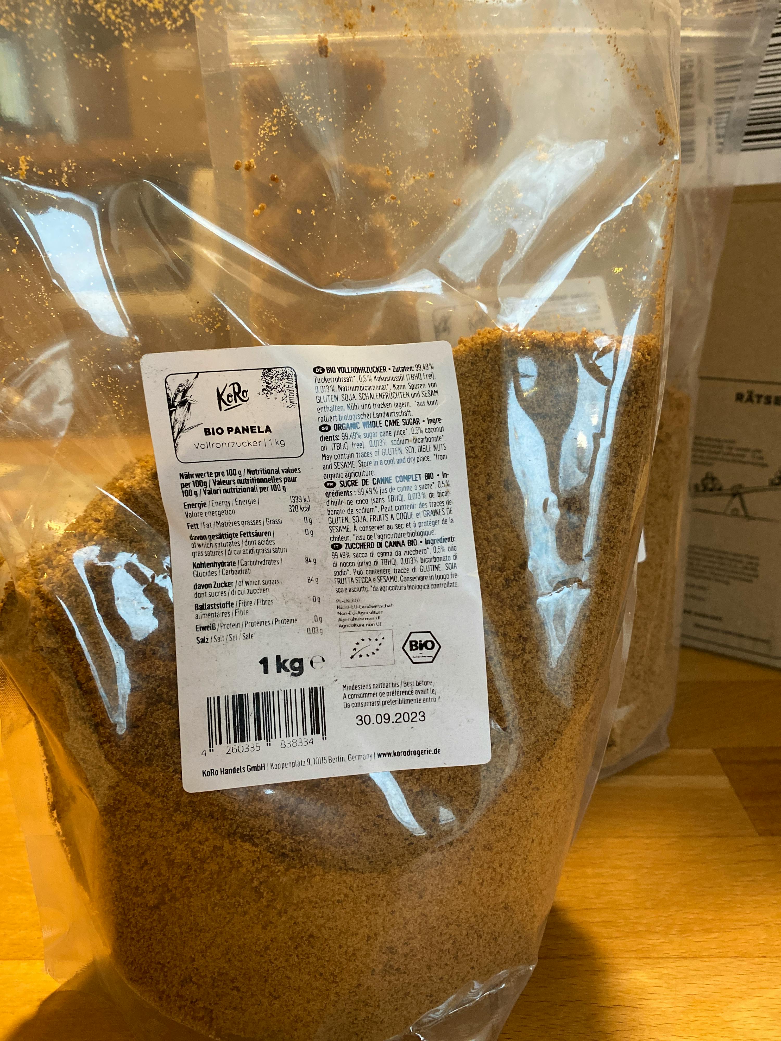 un sacchetto di zucchero bio è seduto su un tavolo