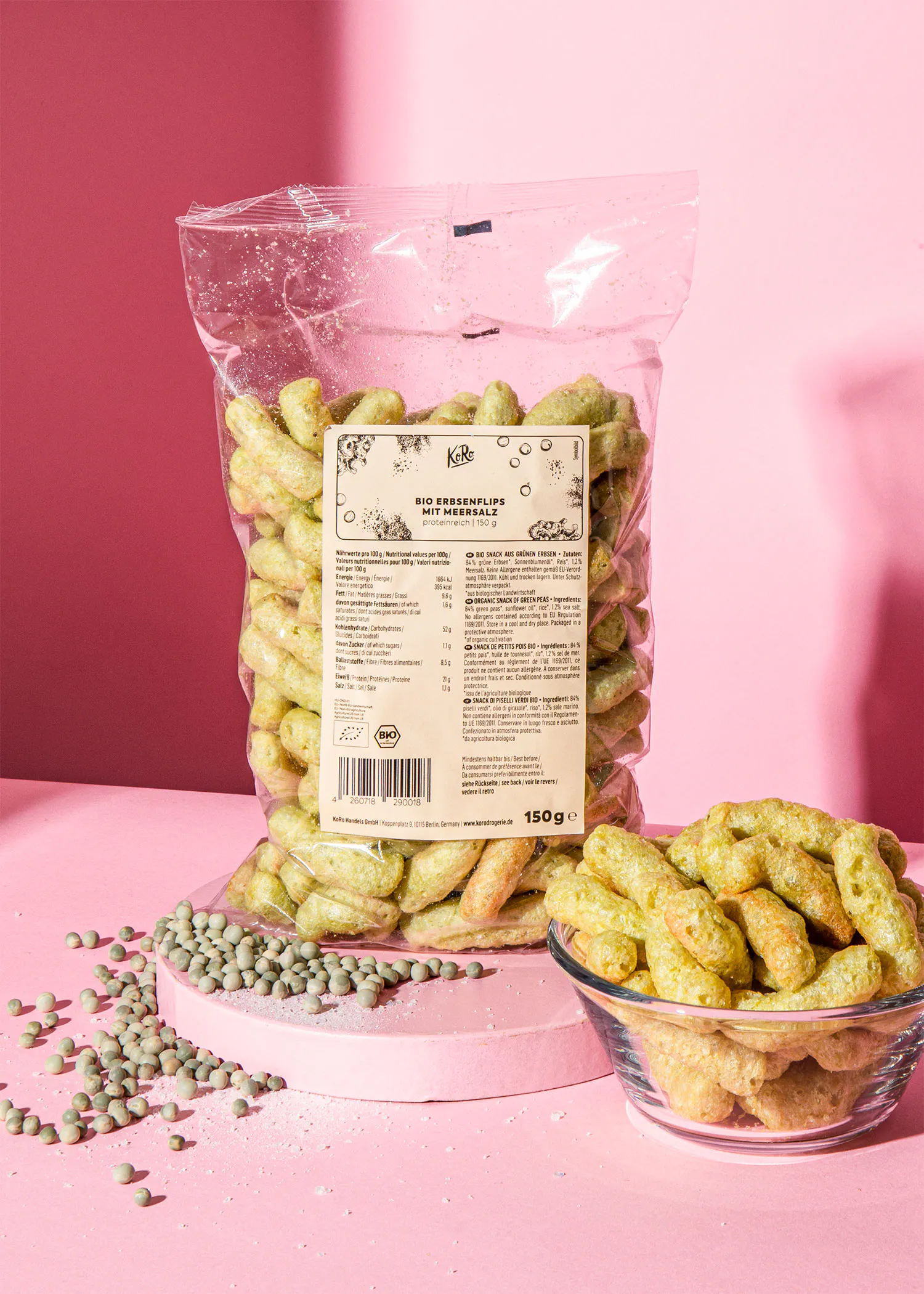 eine Tüte grüne Erbsenflips neben einer Glasschale