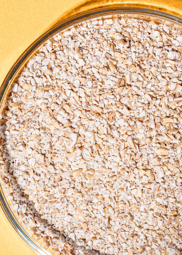 ein Glasgefäß mit einer braunen und weißen Flüssigkeit darin