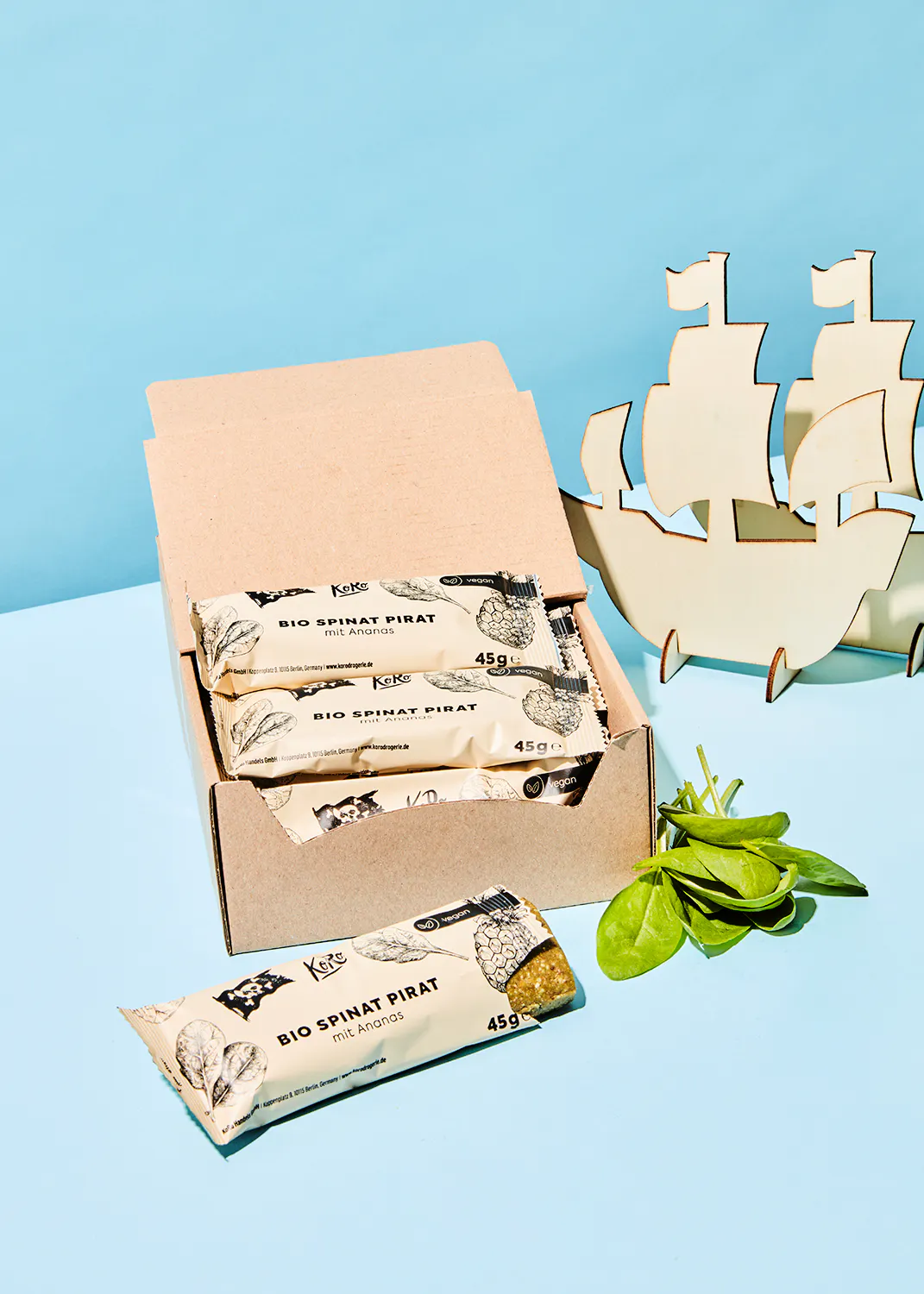 eine Schachtel bio spinat pirat liegt auf einem blauen Tisch