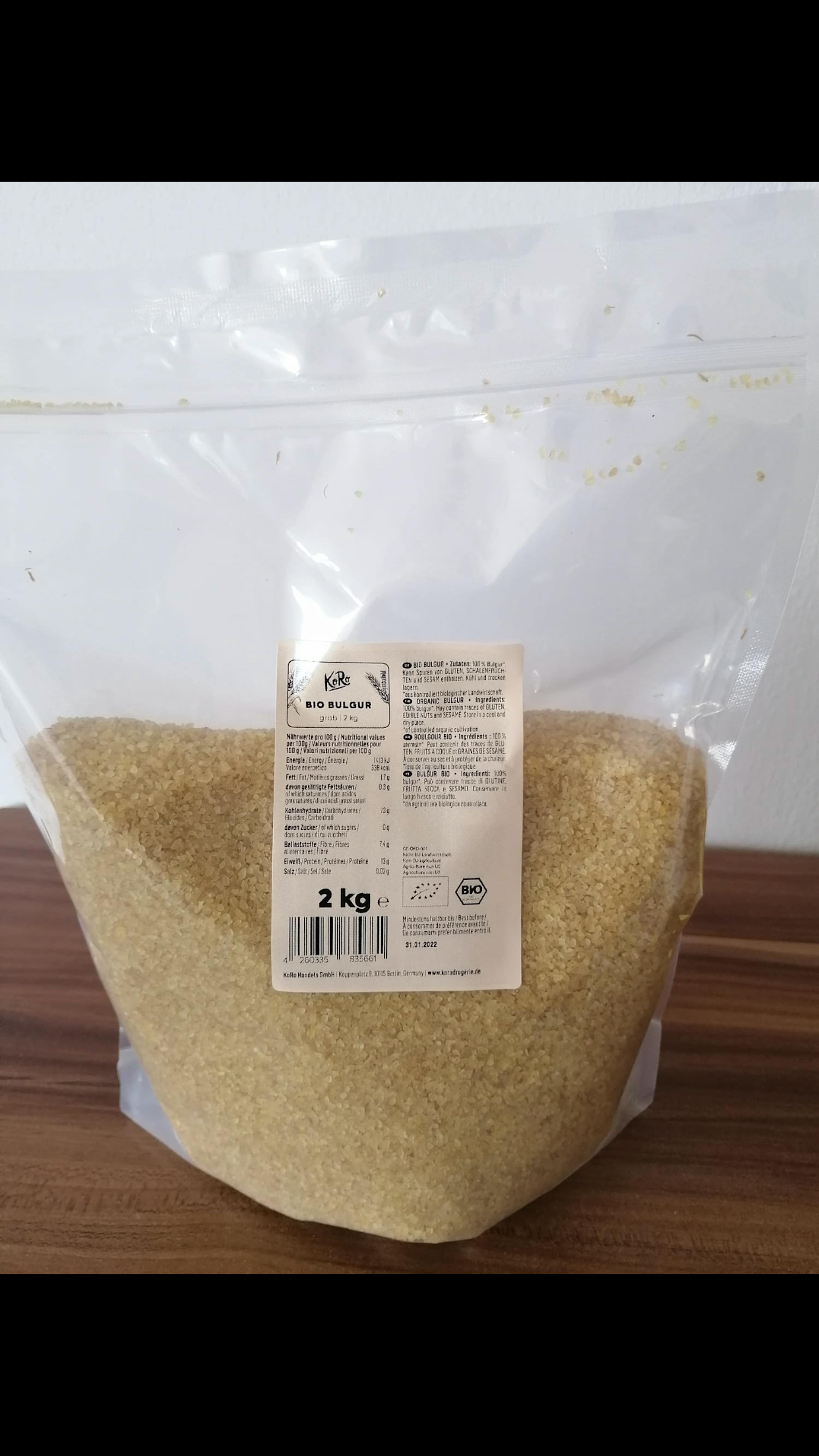 ein Plastikbeutel mit einem Etikett auf der Rückseite und einem Gewicht von 2 kg