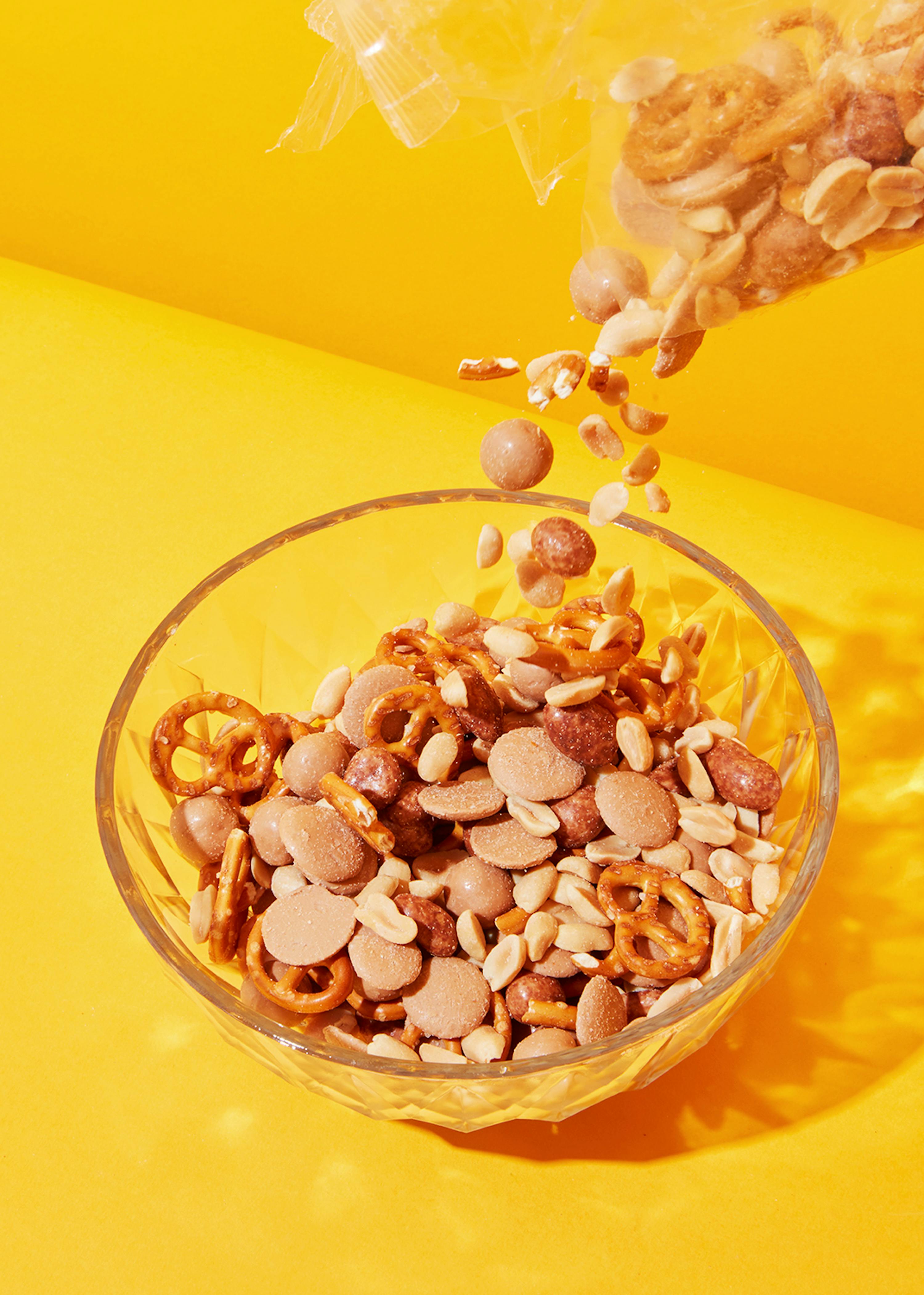 un bol en verre rempli de noix et de bretzels