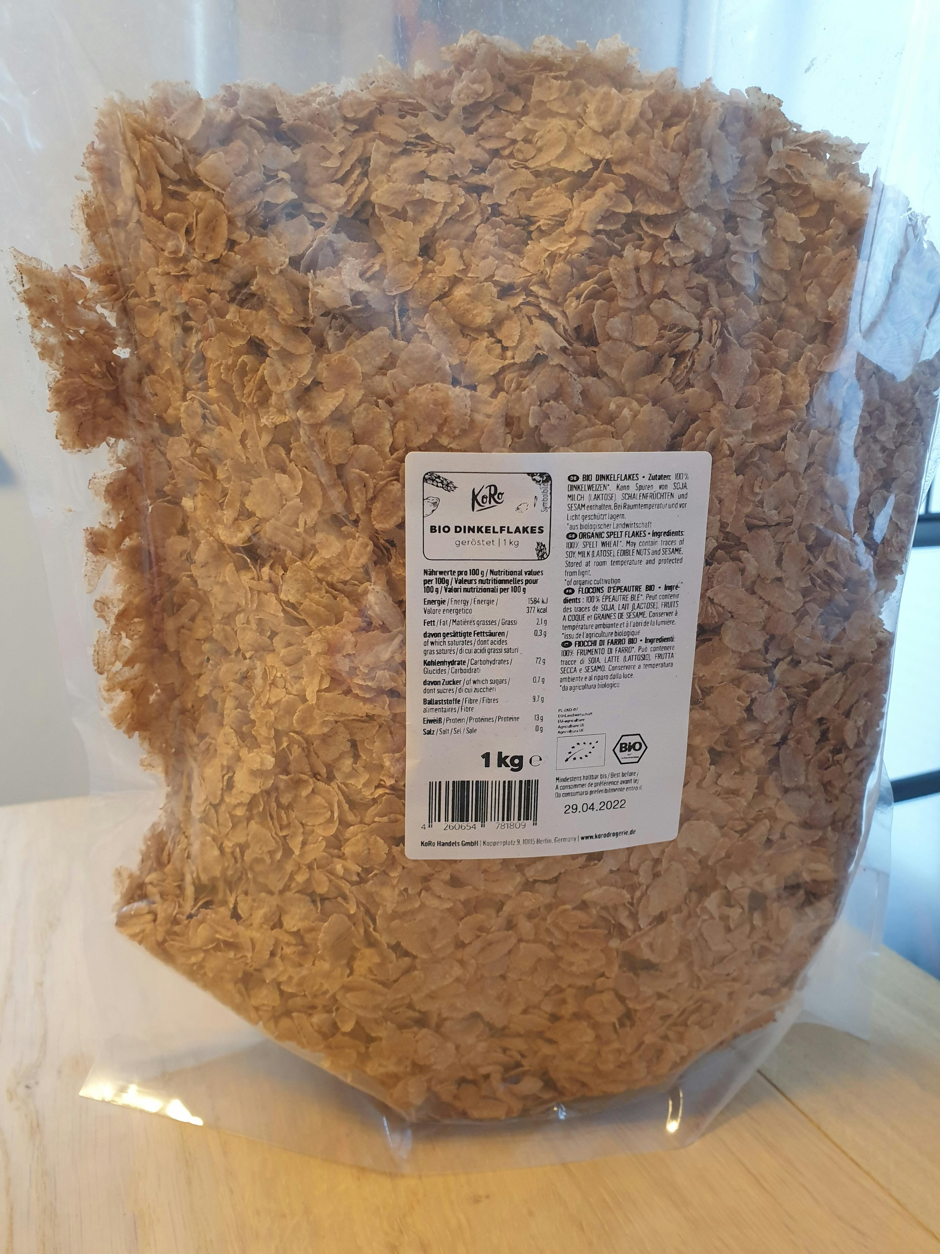 un sac de flocons d' avoine avec une étiquette de 1 kg