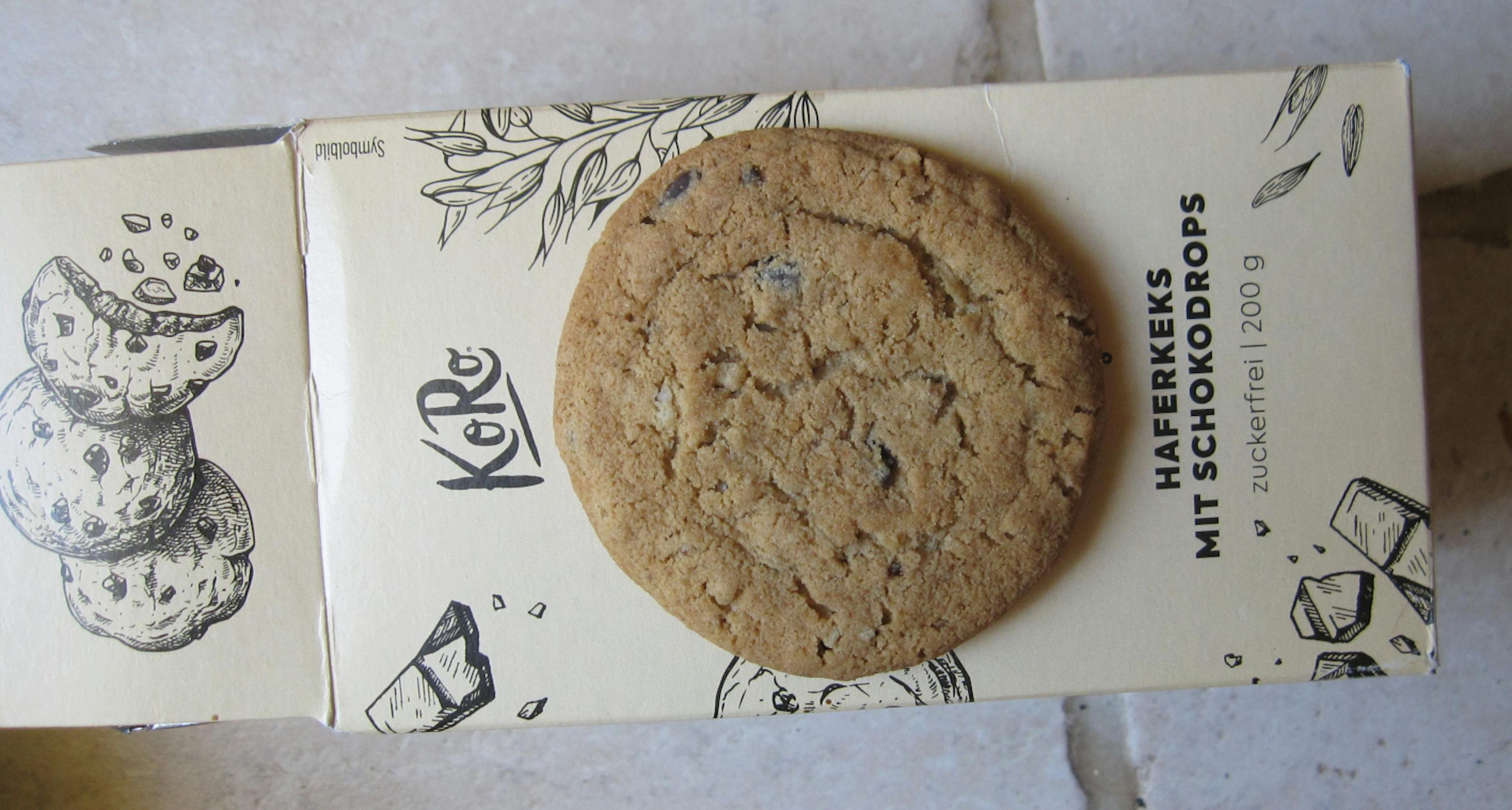 une boîte de biscuits d' avoine avec des pépites de chocolat