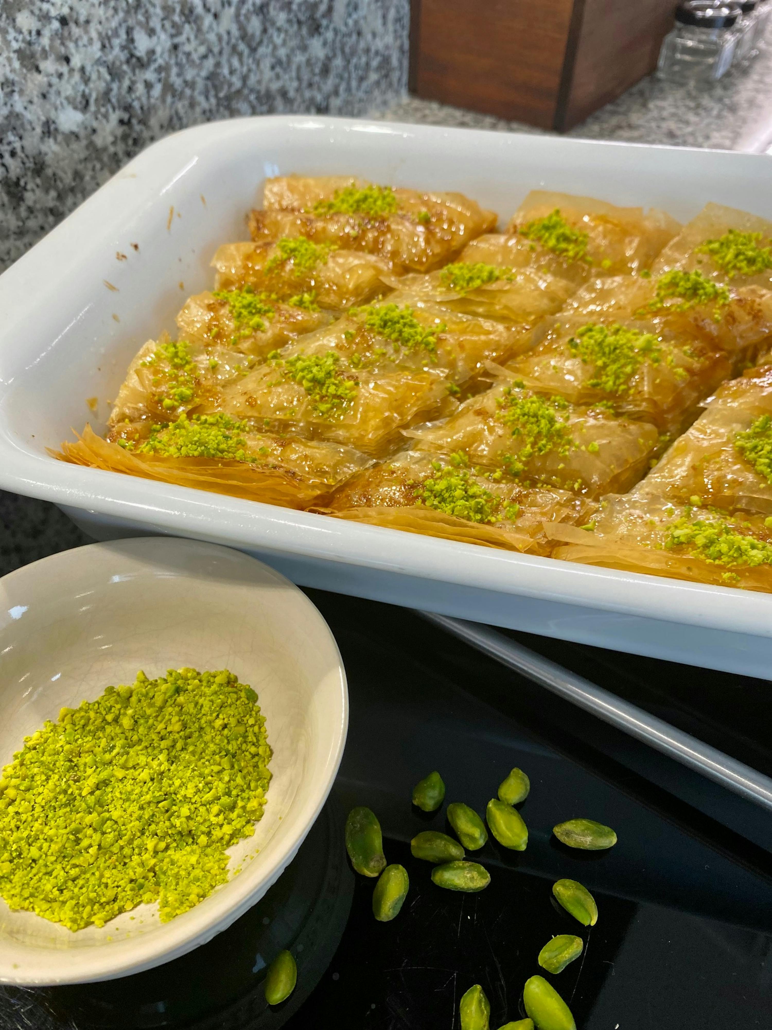 eine Schüssel pistazienpulver neben einer Schüssel mit pistazien