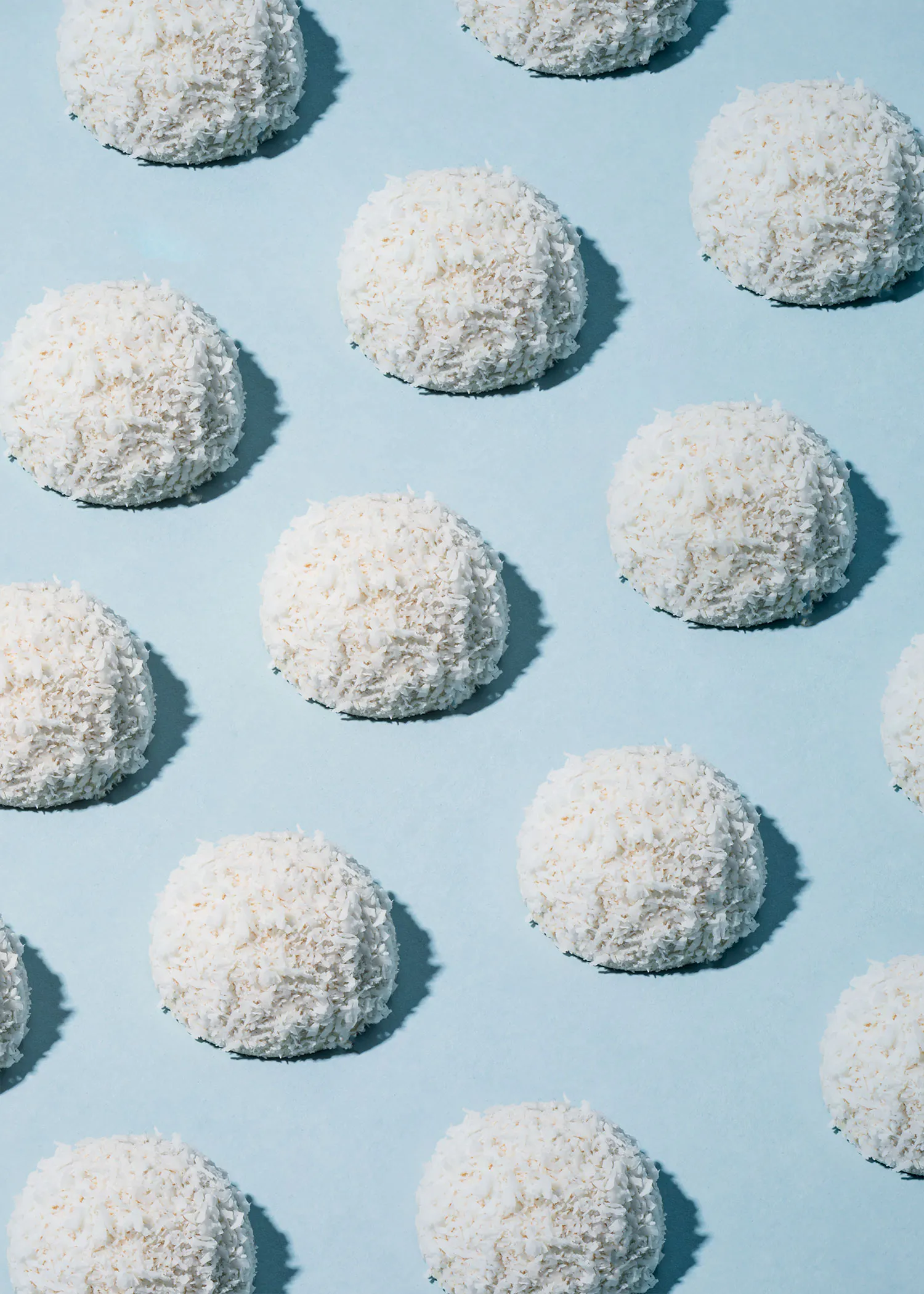 un motif de cookies blancs sur fond bleu