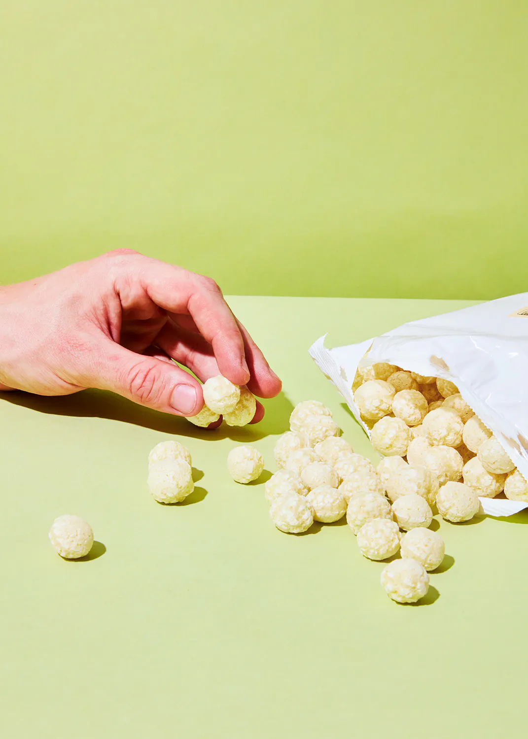 une personne prend un morceau de pop-corn d' un sac de pop-corn