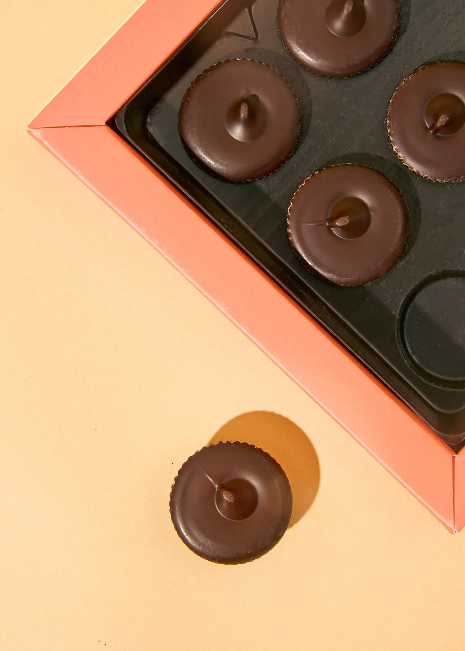 une boîte remplie de biscuits au beurre de cacahuète