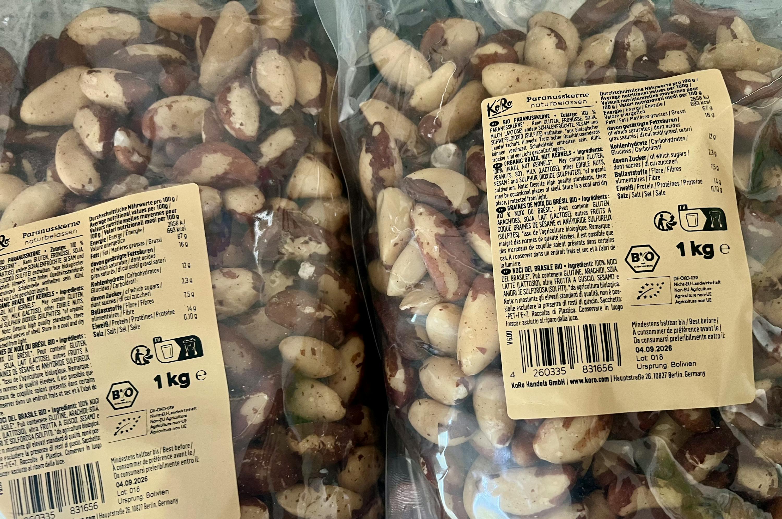 deux sacs de noix sont empilés les uns sur les autres