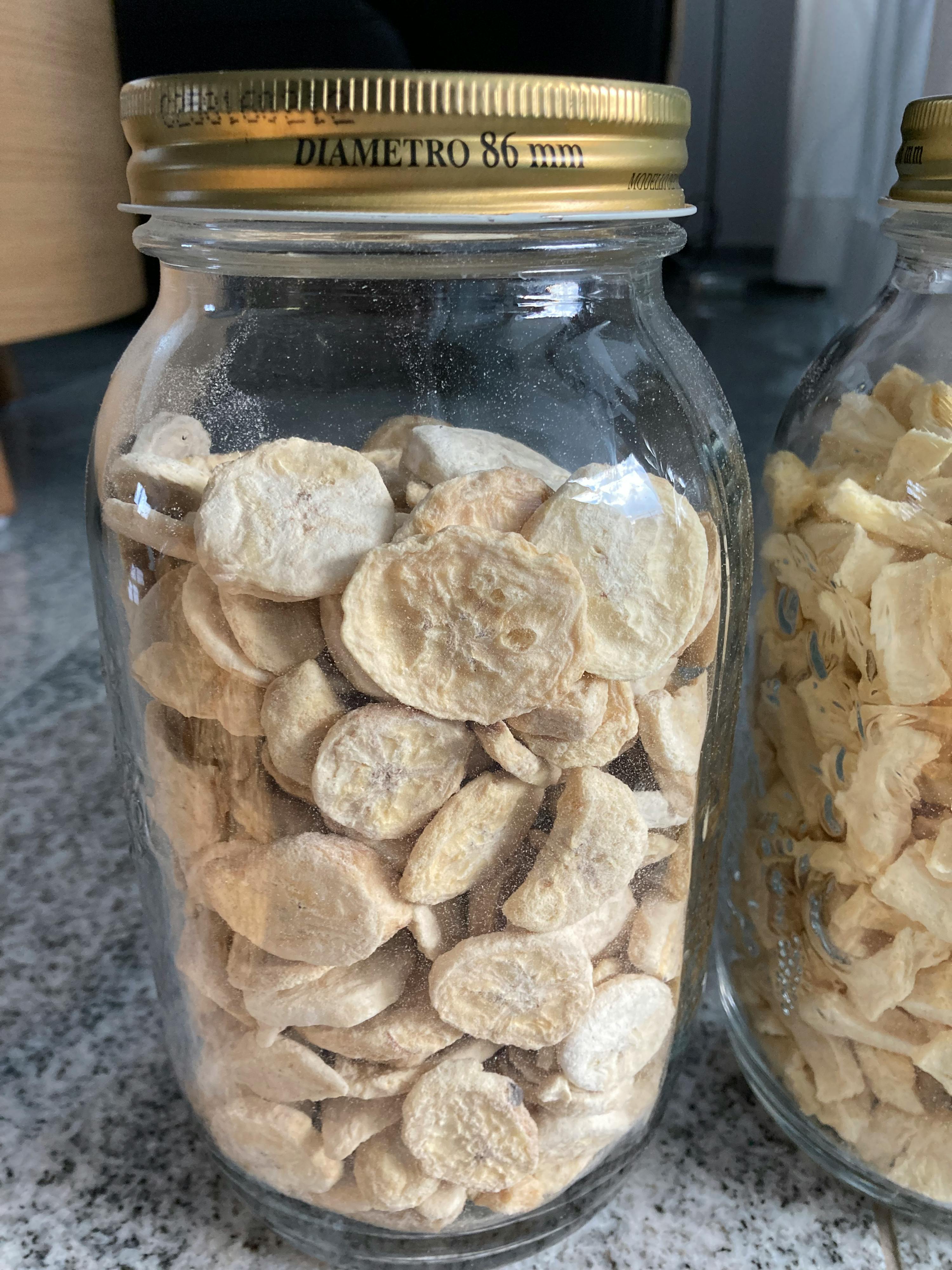 a jar of banana chips has a gold lid that says diametro 86 mm