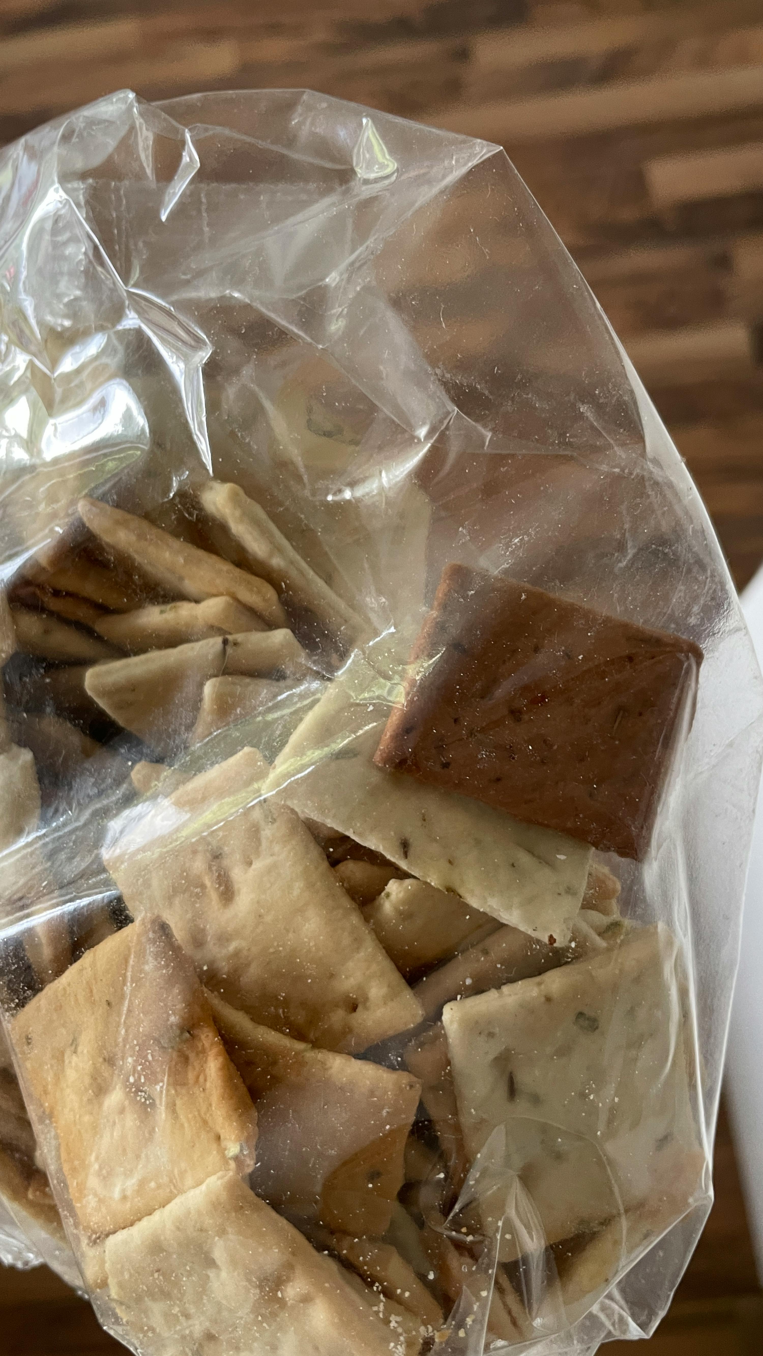 un sacchetto di crackers con un pezzo di cioccolato dentro