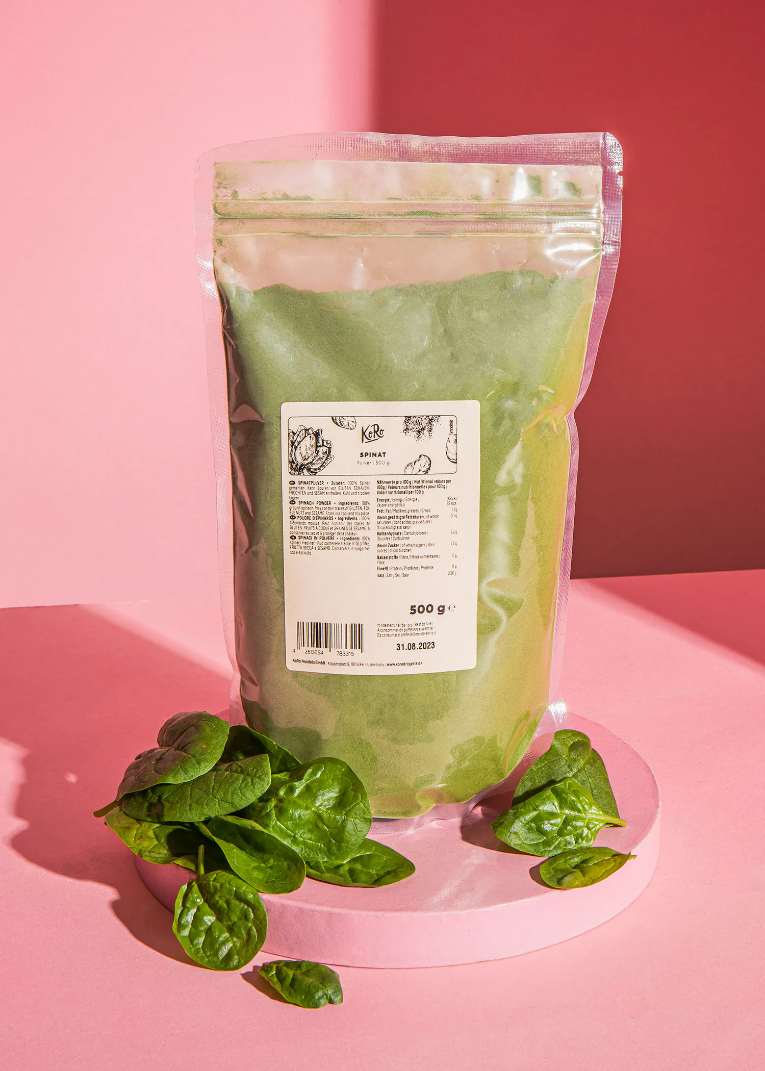 un sac de poudre d' épinards sur une table rose