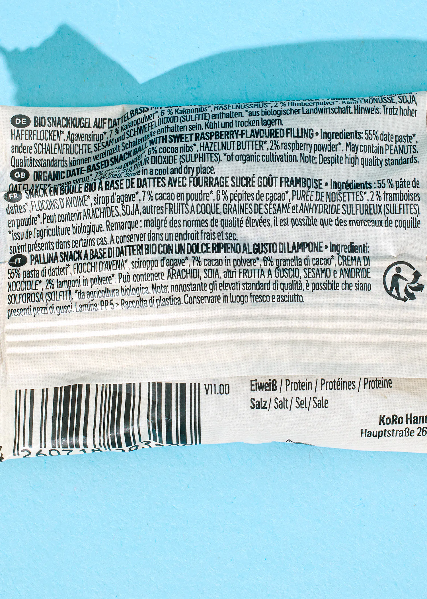 l' arrière d' un paquet de nourriture avec des ingrédients écrits en langues étrangères