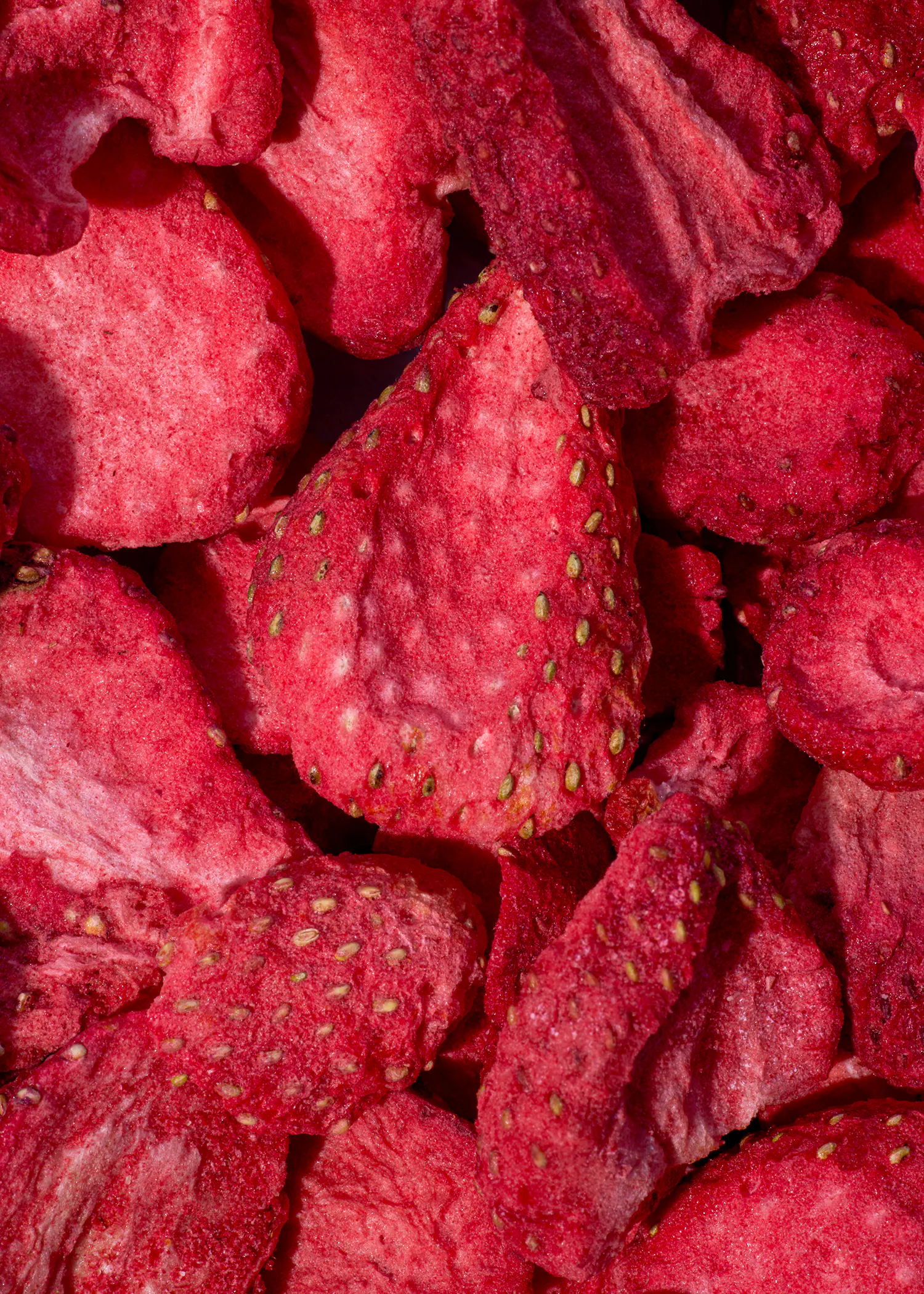nahaufnahme von roten, getrockneten erdbeeren mit sichtbaren samen.