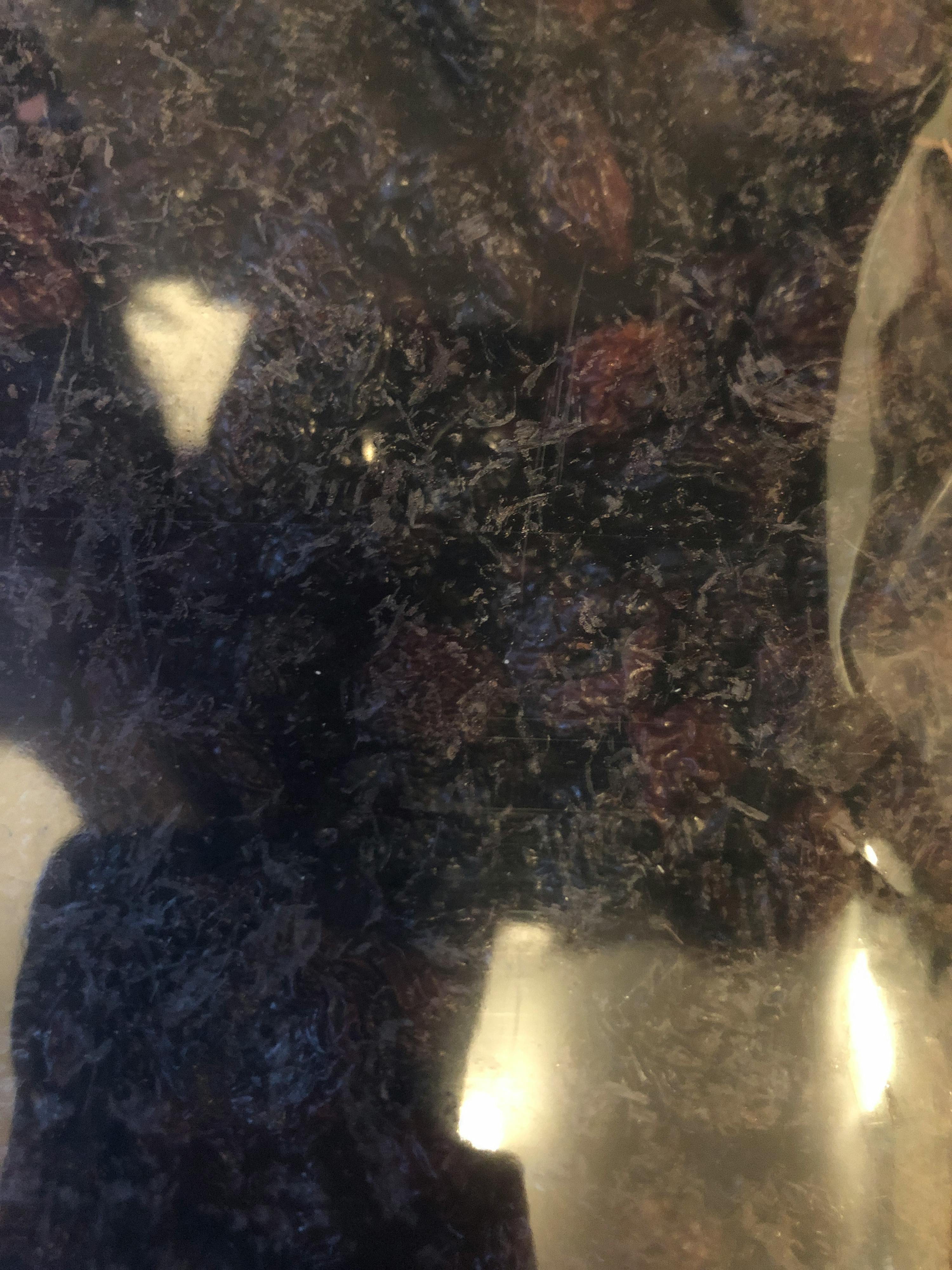 un gros plan d' une surface noire avec des taches