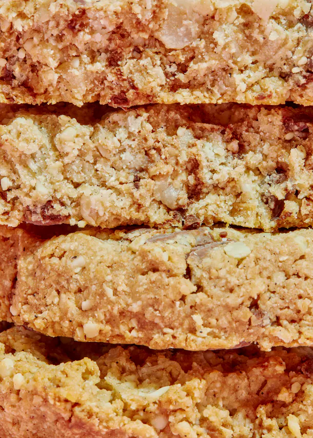 un gros plan d' une pile de biscuits empilés les uns sur les autres