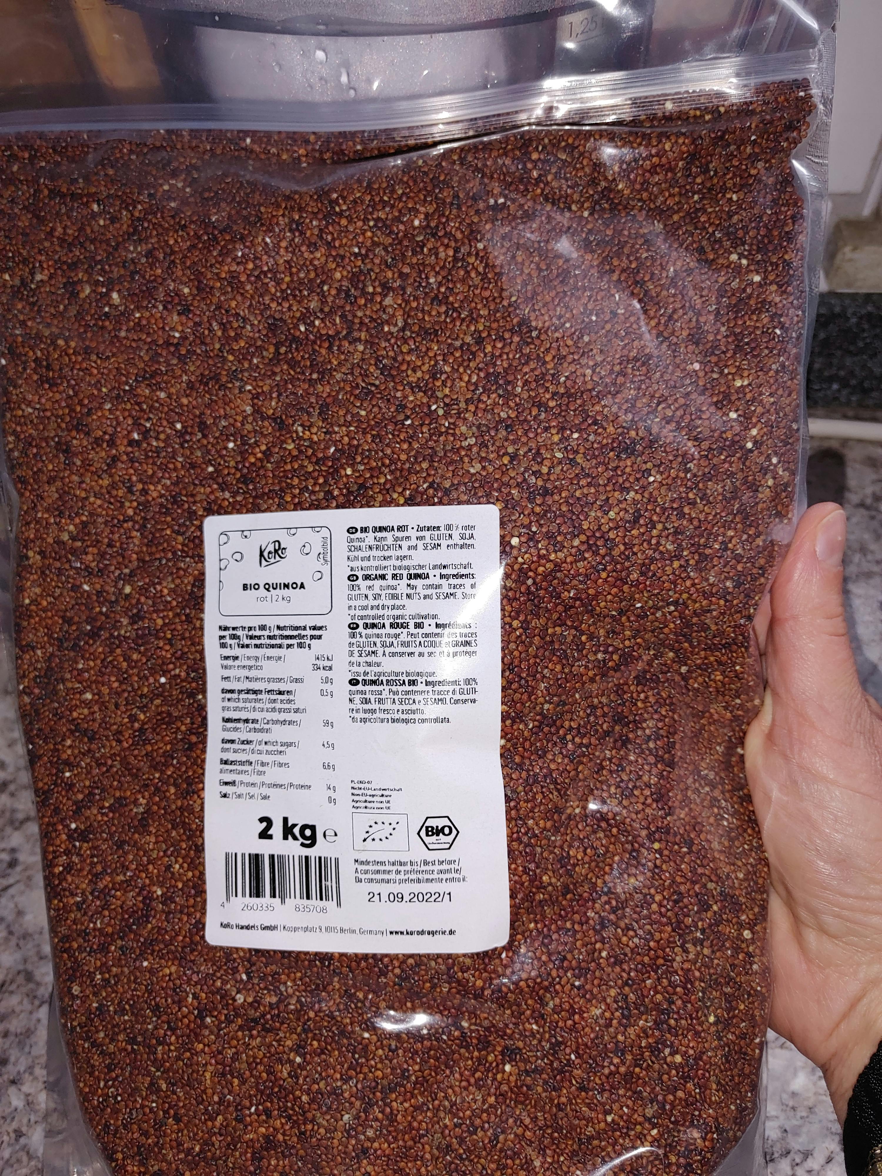 eine Person hält einen Plastikbeutel mit einem Gewicht von 2 kg