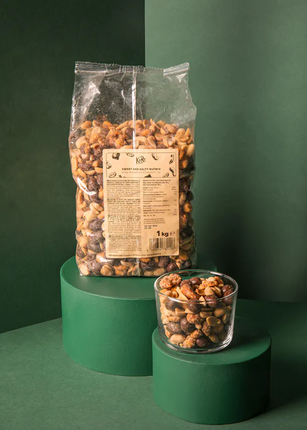 un sac de cacahuètes assis à côté d' un bol de cacahuetes