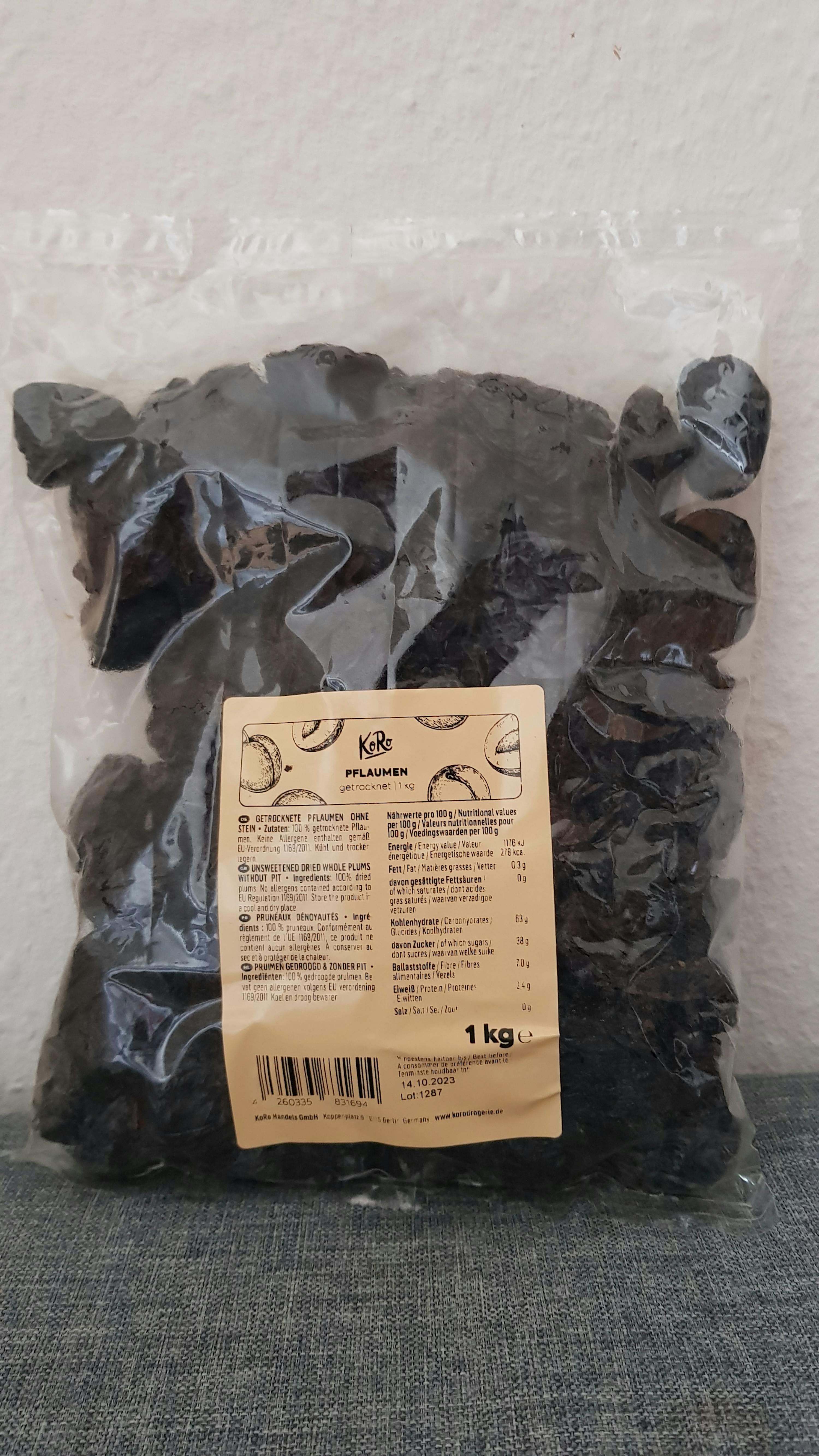 un sac de raisins secs avec une étiquette qui indique 1 kg