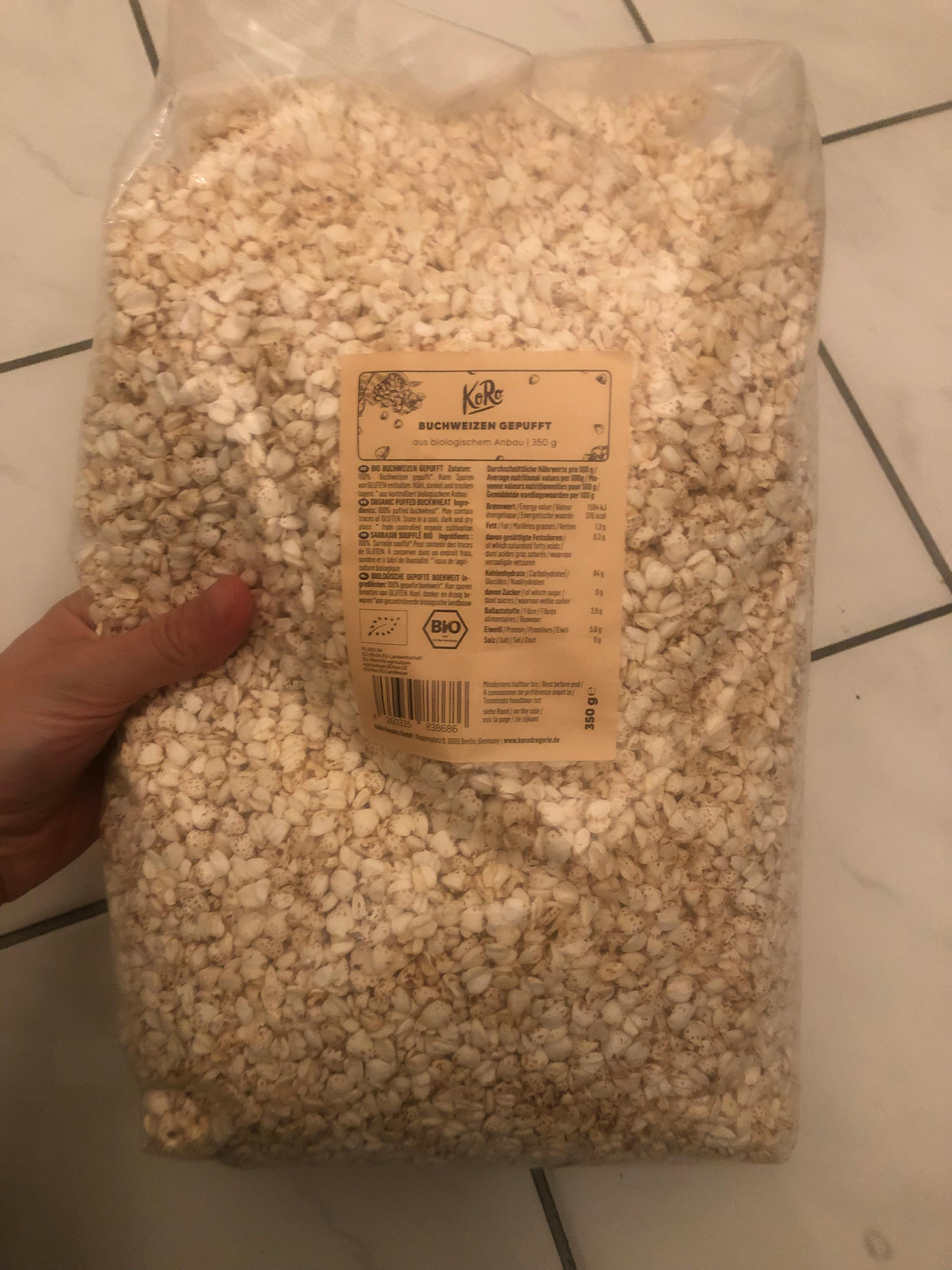 una persona tiene in mano un sacchetto di pop corn bio
