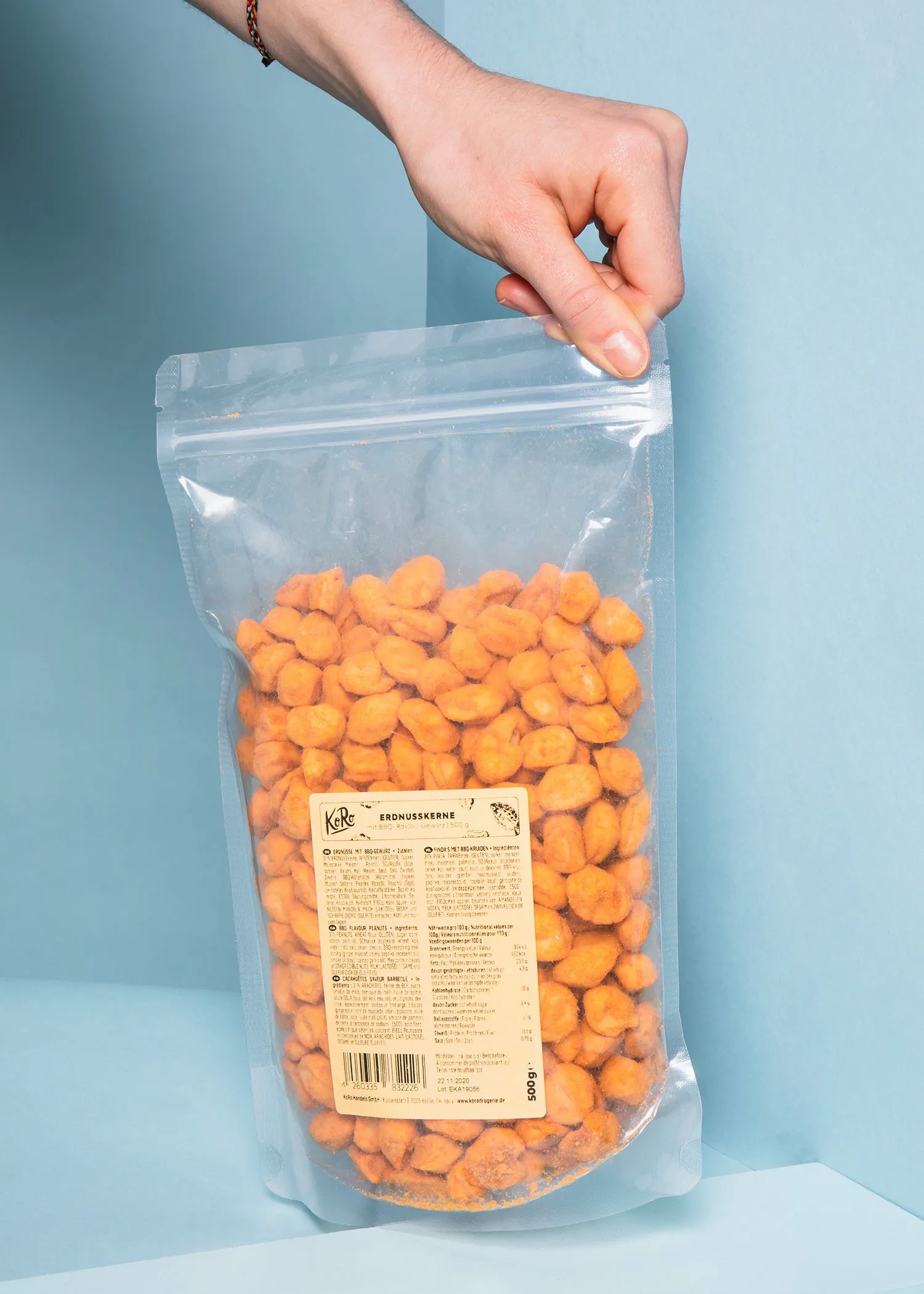 une personne tient un sac de nourriture avec une étiquette sur le dessus