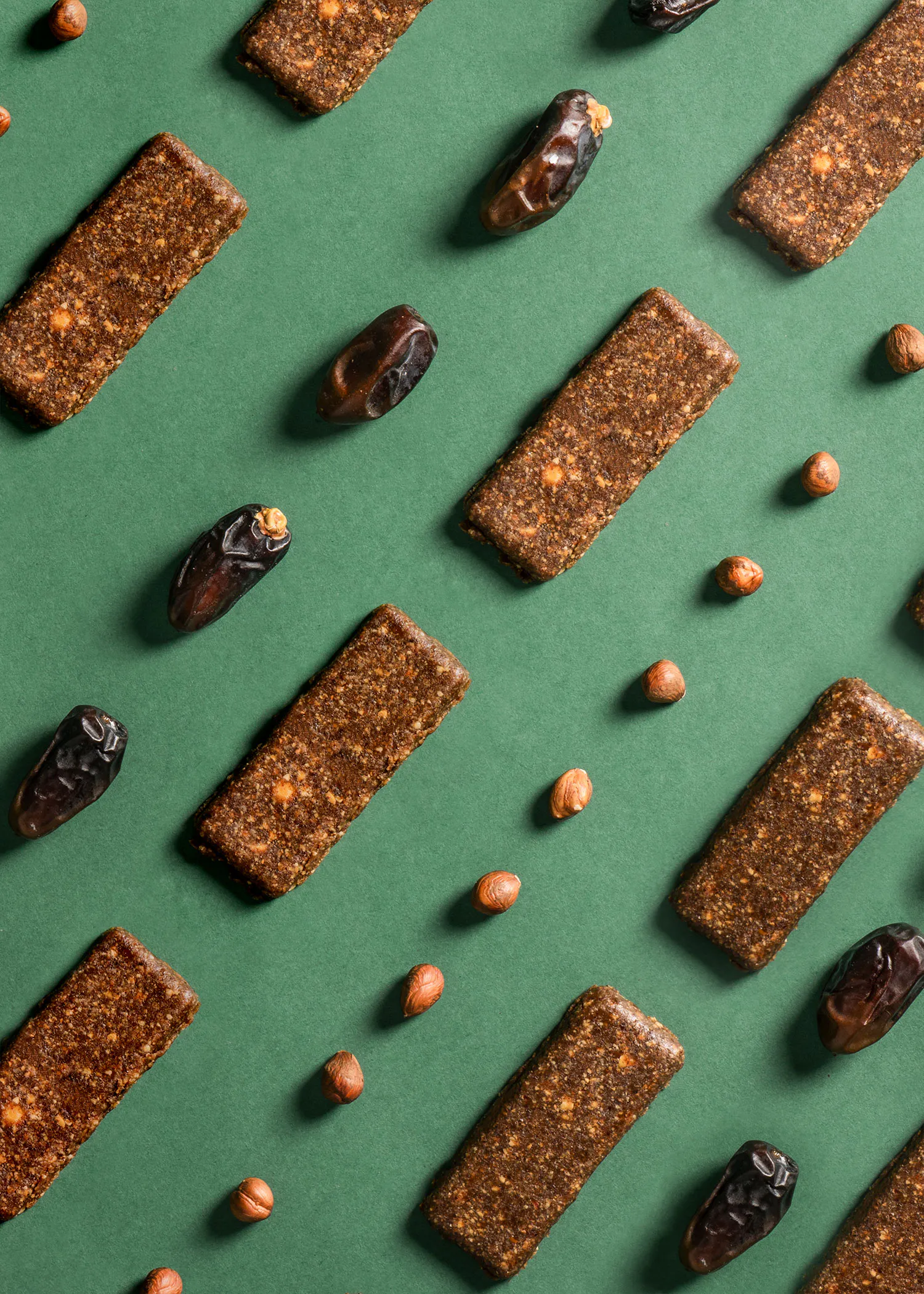 un motif de barres avec des dattes et des noisettes sur un fond vert