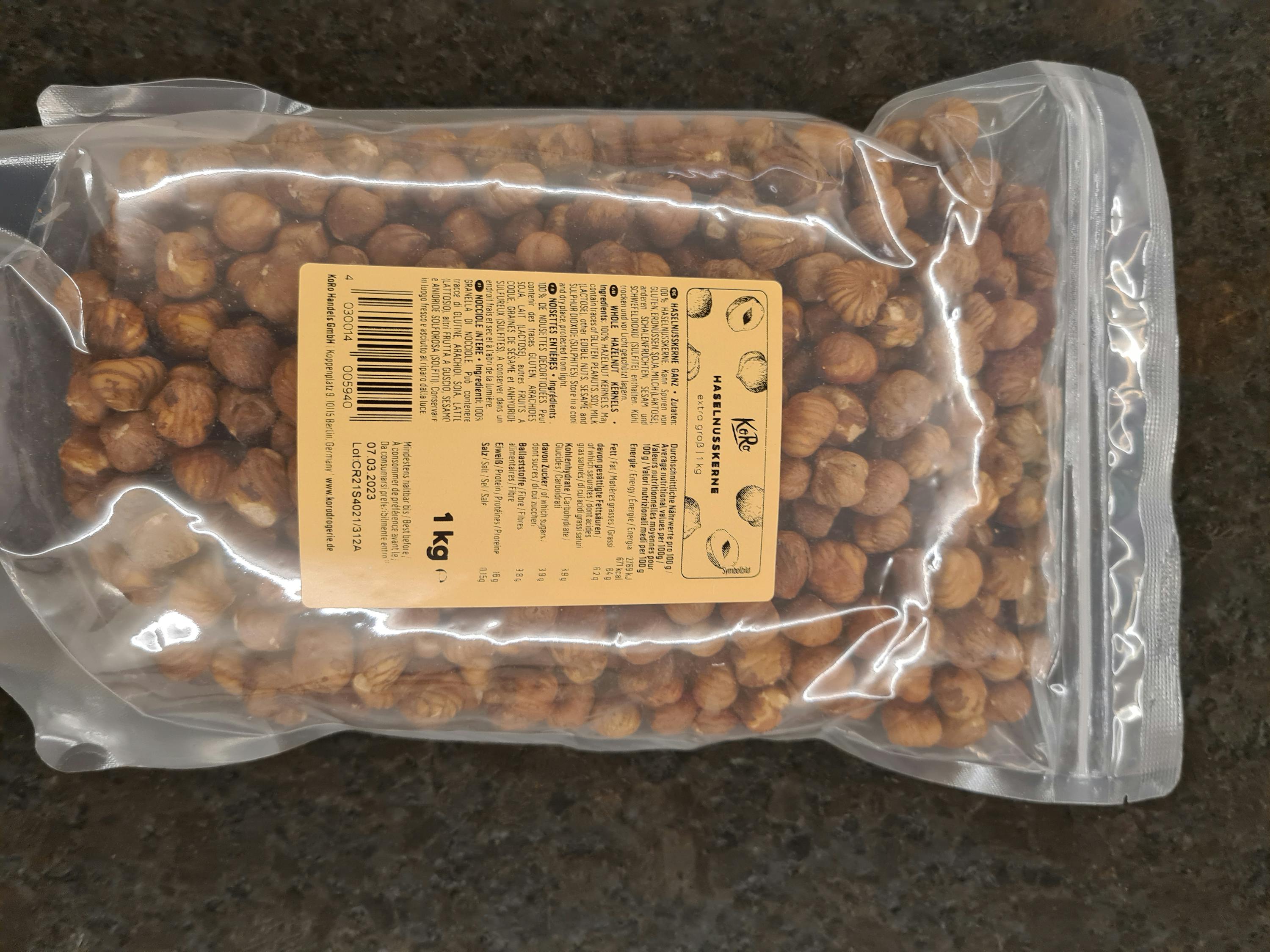 un sacchetto di nocciole con la etichetta che dice 1 kg