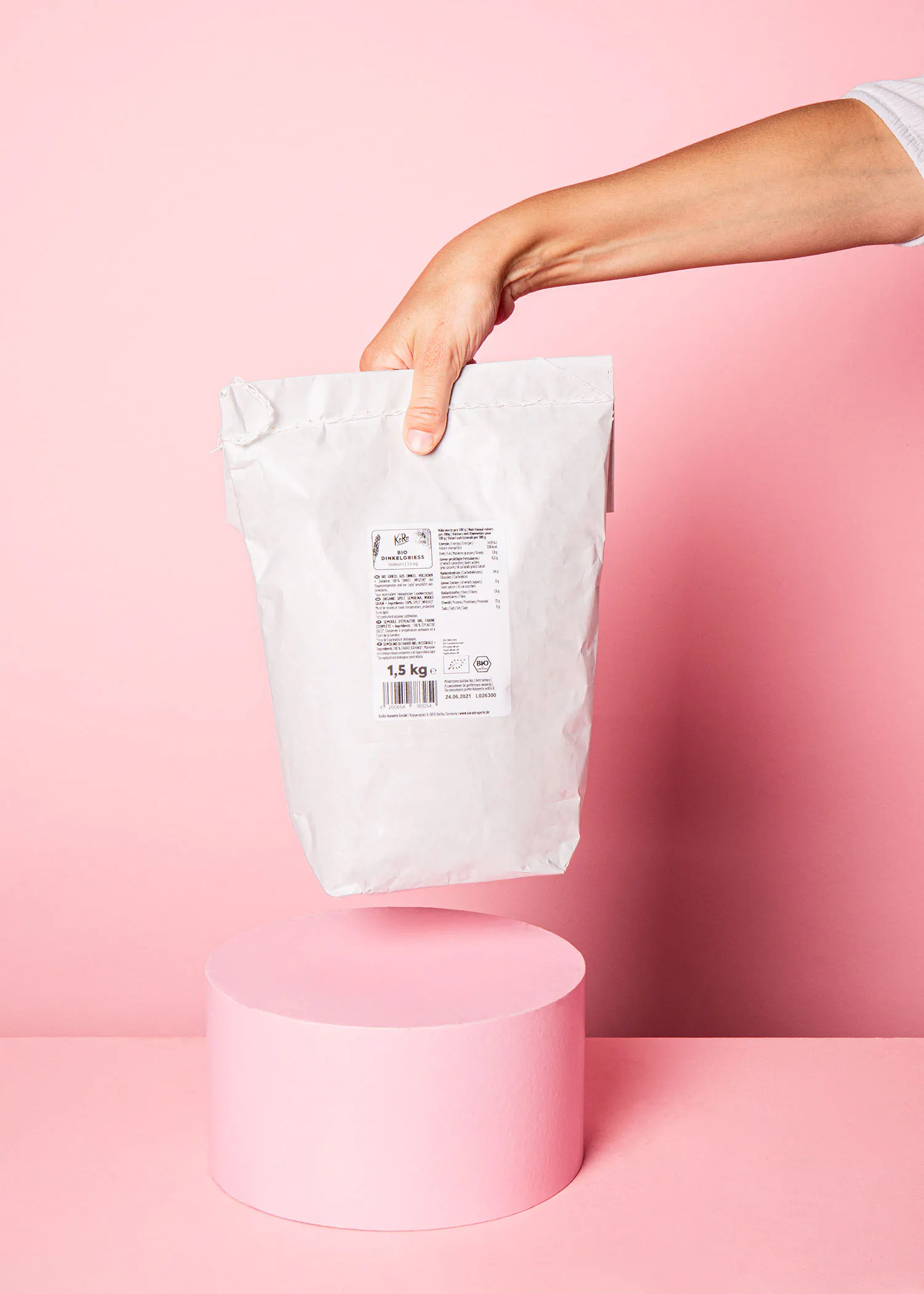 une personne tient un sac de farine de 1,5 kg