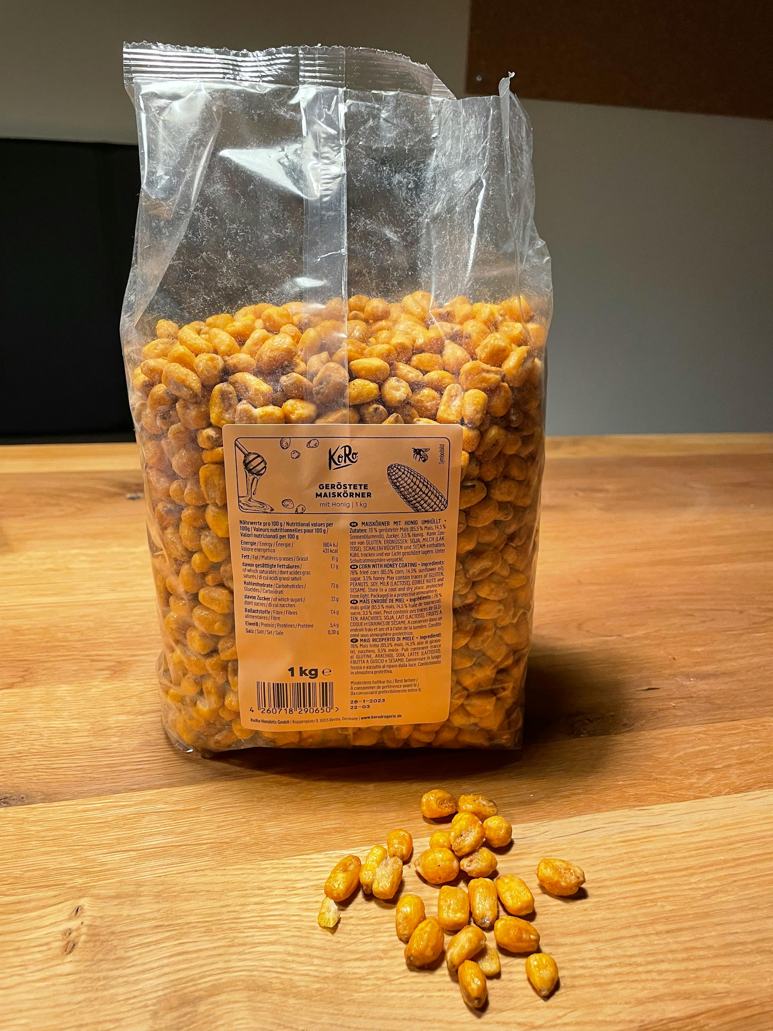 un sacchetto di mais seduto su un tavolo di legno accanto a un mucchio di mais