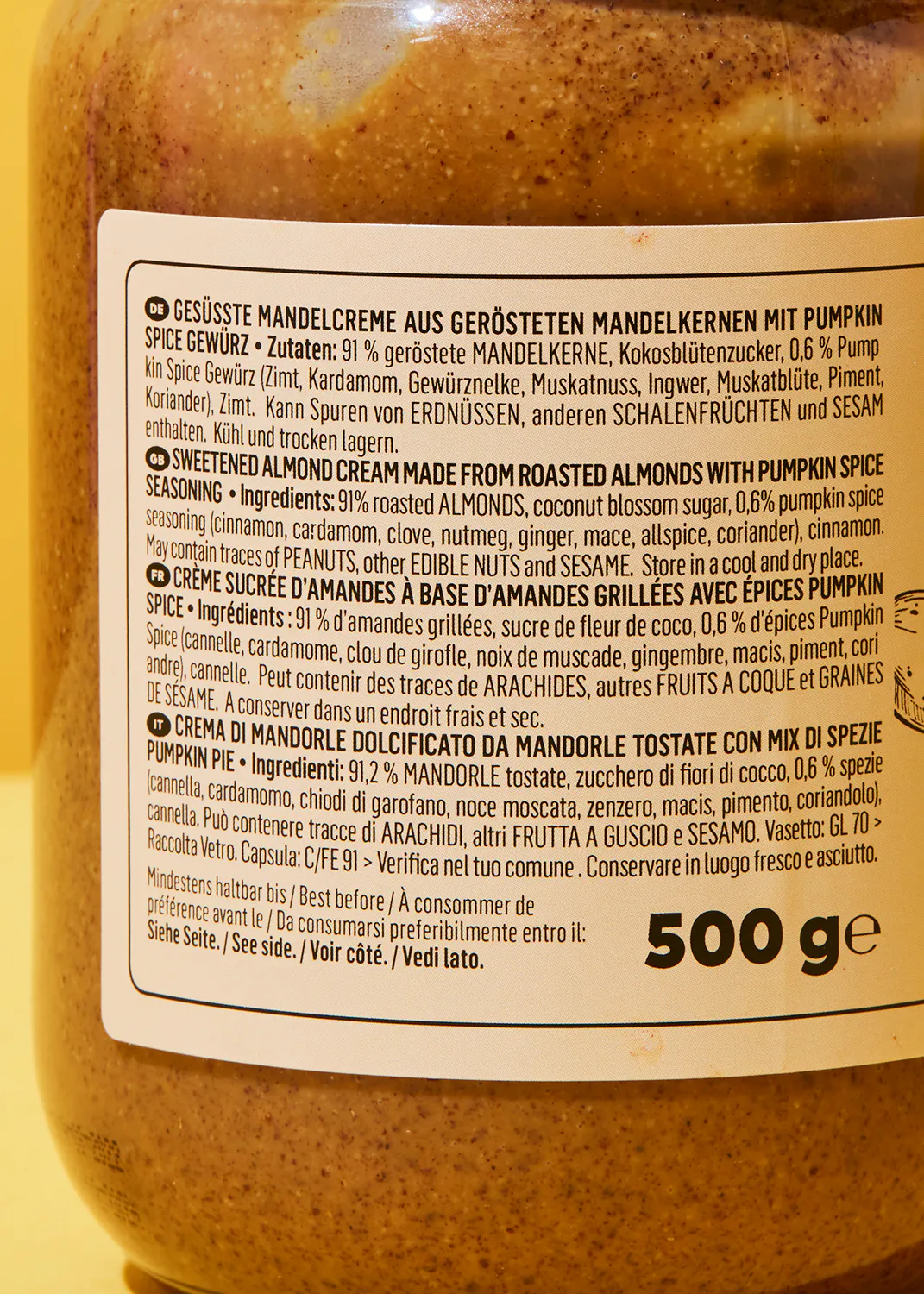 die Rückseite einer 500g-Flasche gerösteter Mandelcreme aus gerösteten Mandelkernen mit Kürbisgewürz