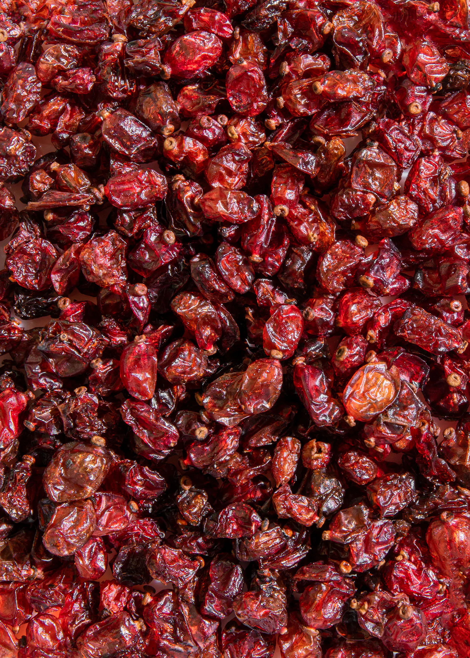 un gros plan d' une pile de canneberges séchées