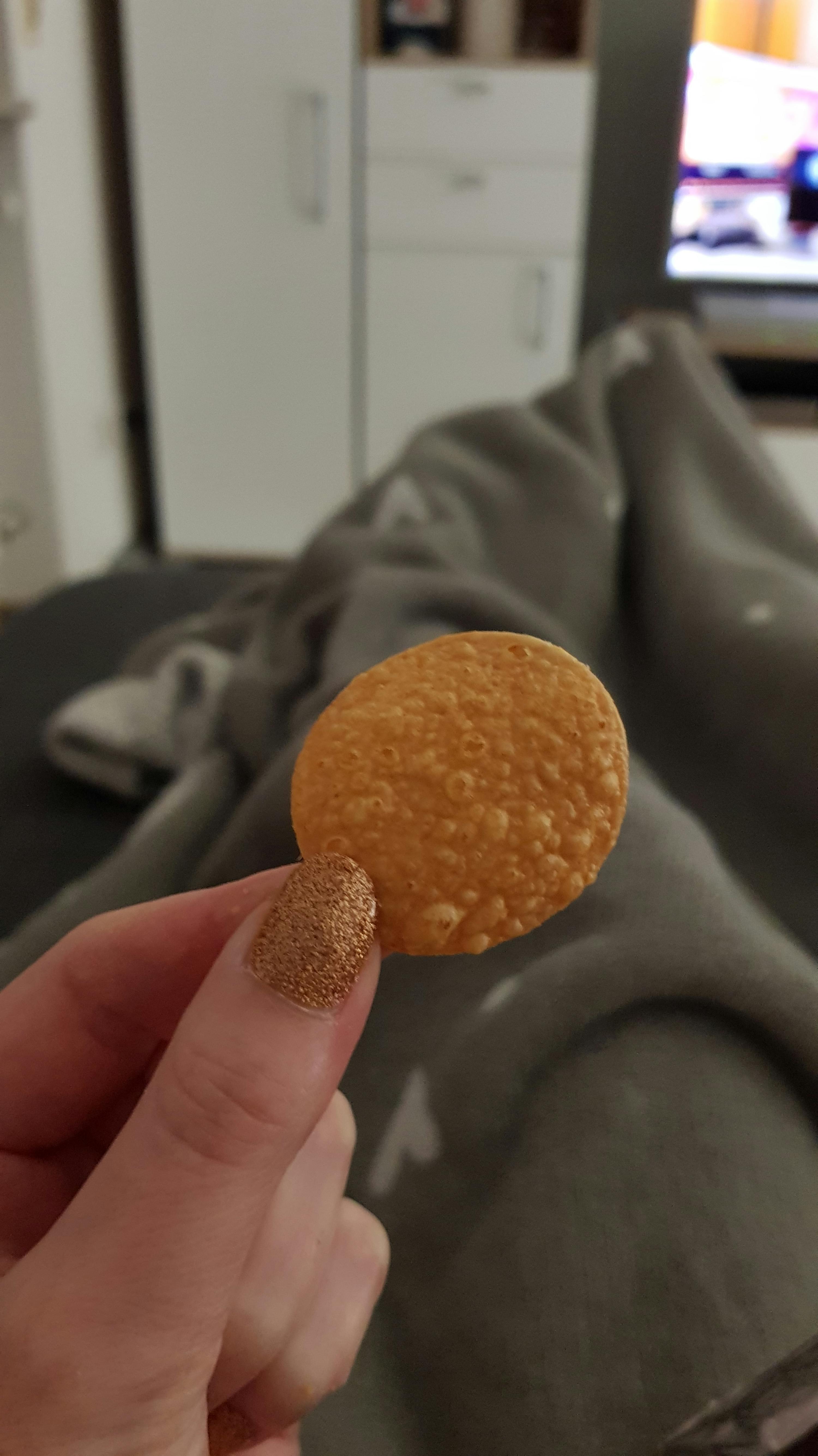 eine Person hält einen tortillachip in der Hand