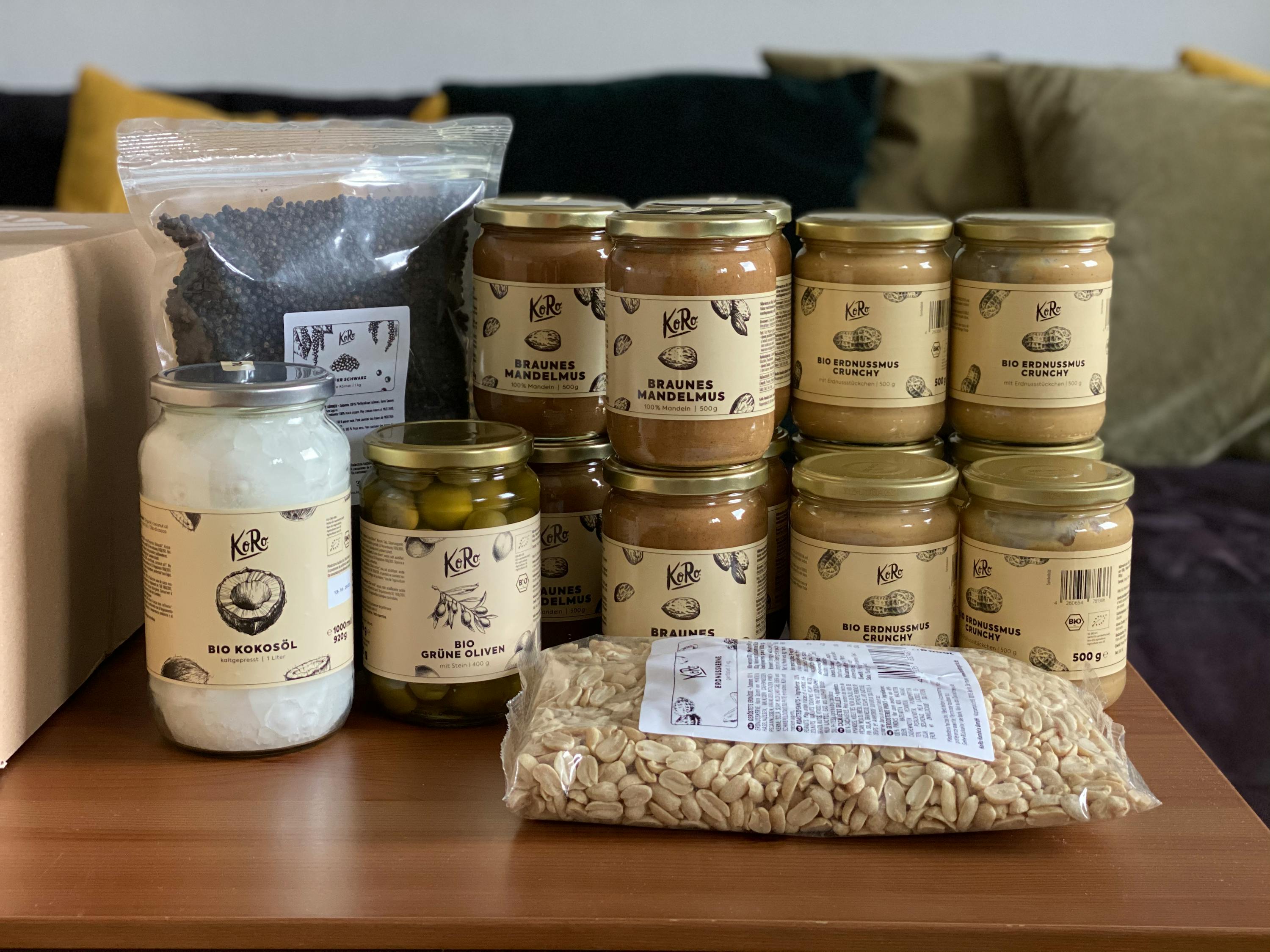 ein Tisch voller Gläser mit brauner mandelmus