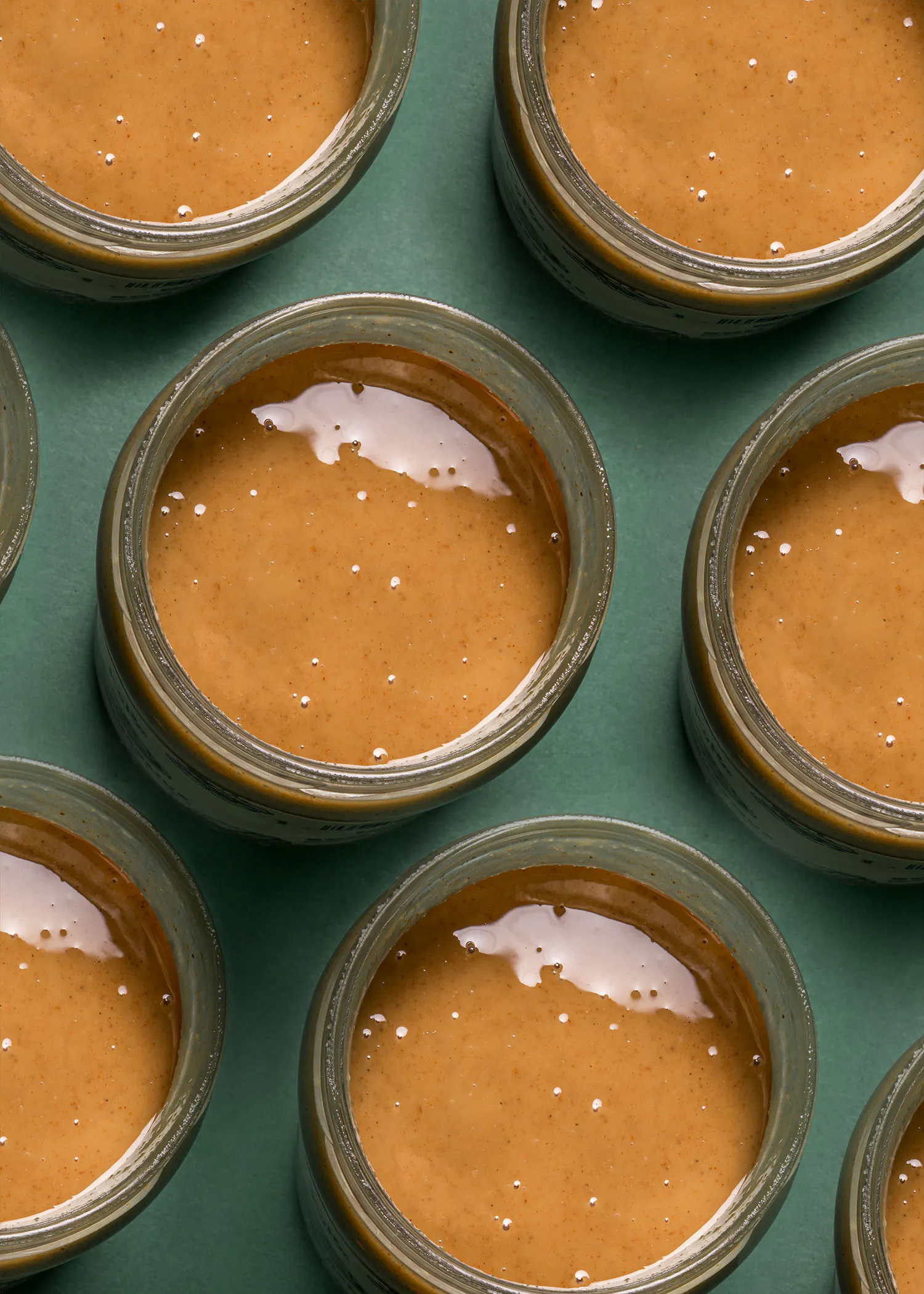 un groupe de bols remplis de sauce sur une table verte