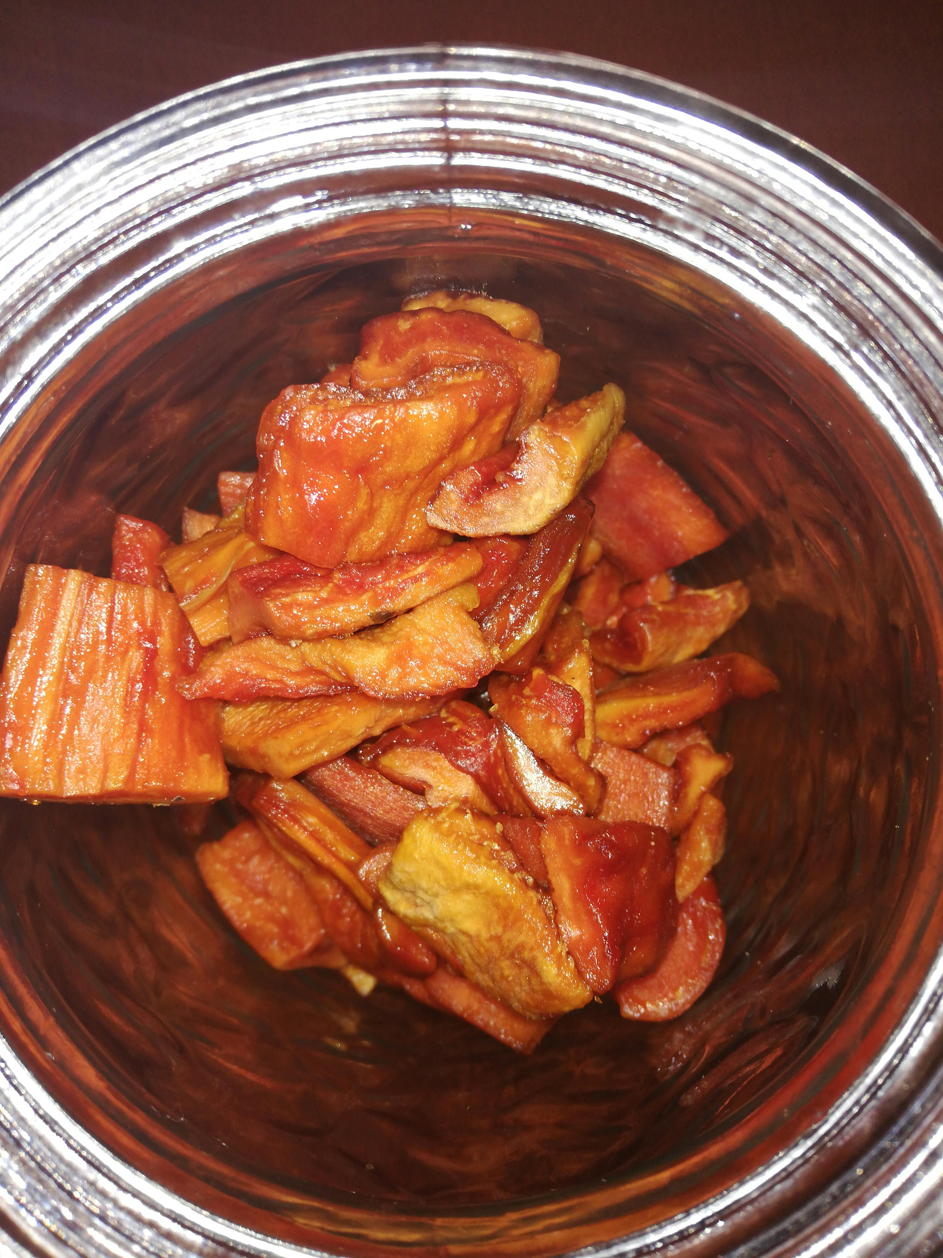 eine Nahaufnahme einer Schüssel mit getrockneten Tomatenscheiben