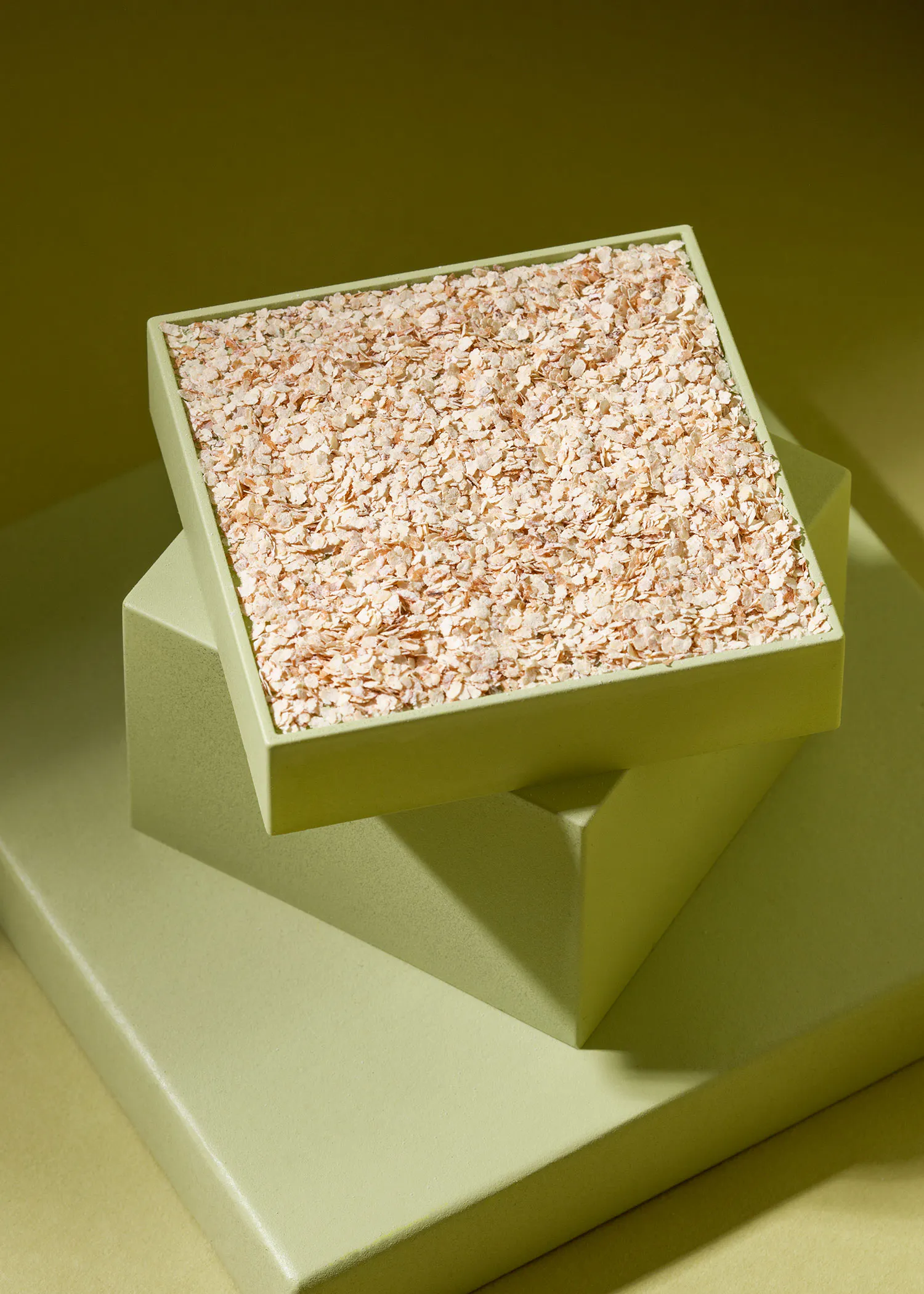 ein quadratischer Behälter mit einem rosafarbenen Muster darauf