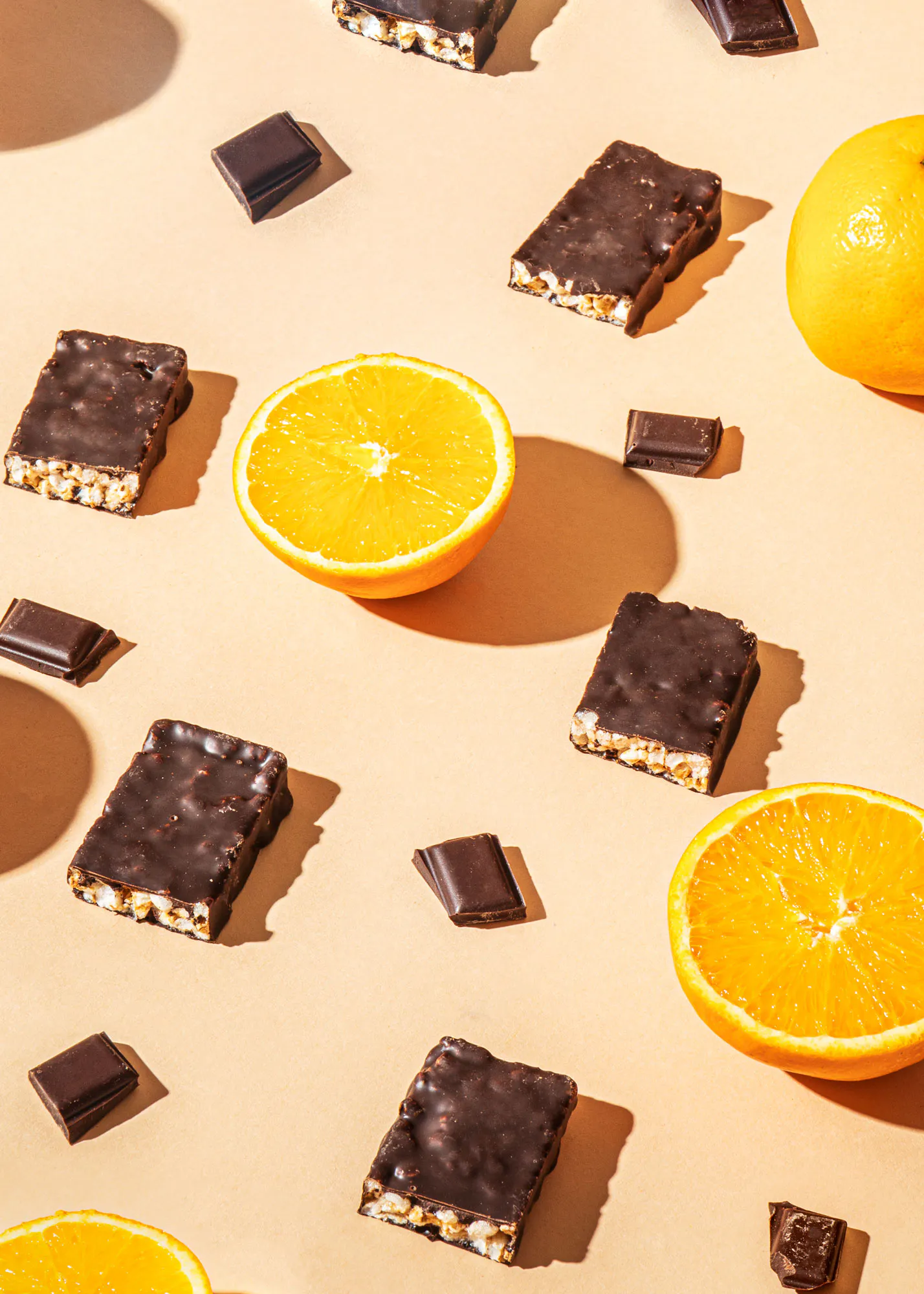 des barres de chocolat et des tranches d' orange sur un fond beige