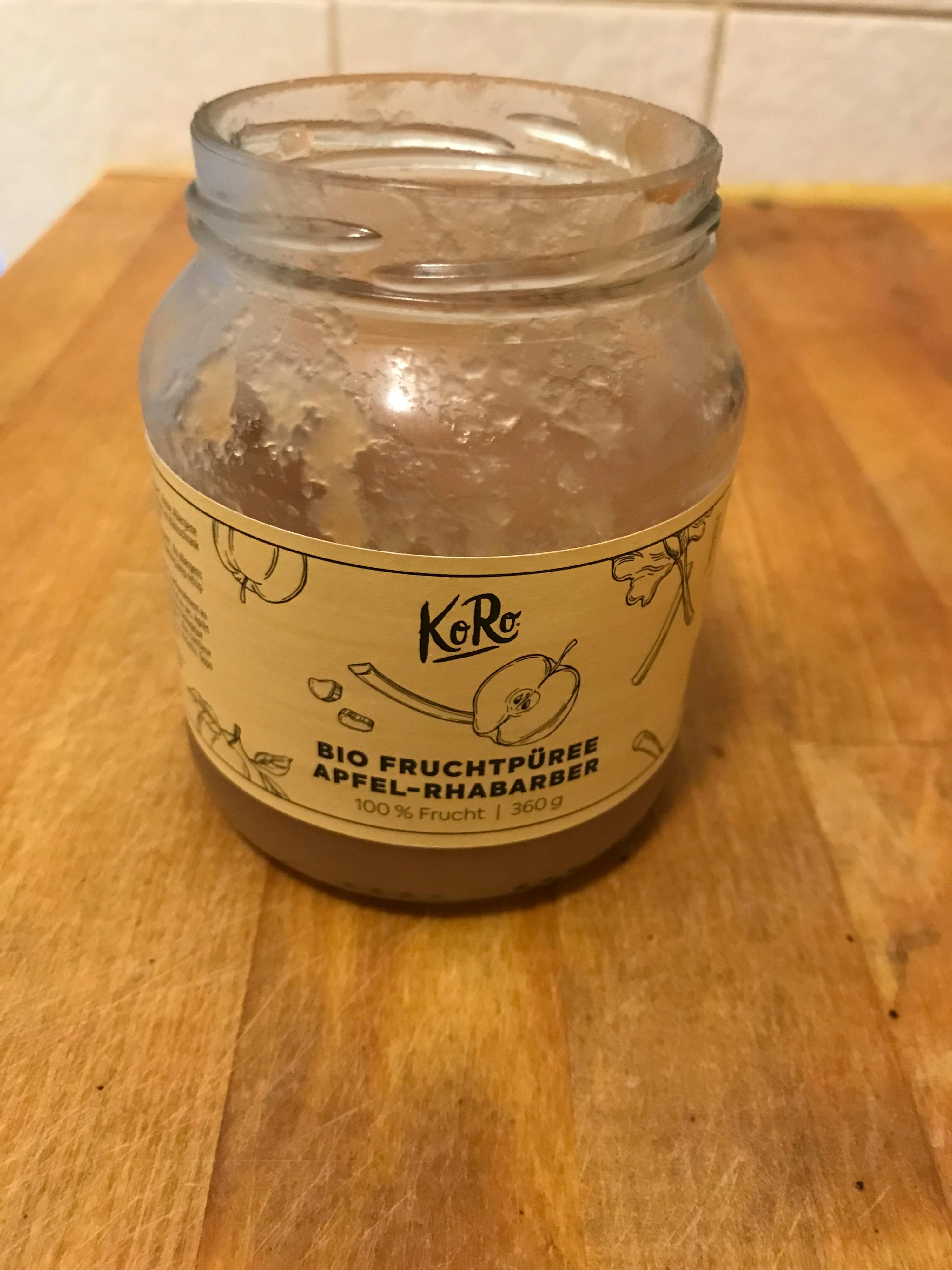 un barattolo di kero è seduto su un tavolo