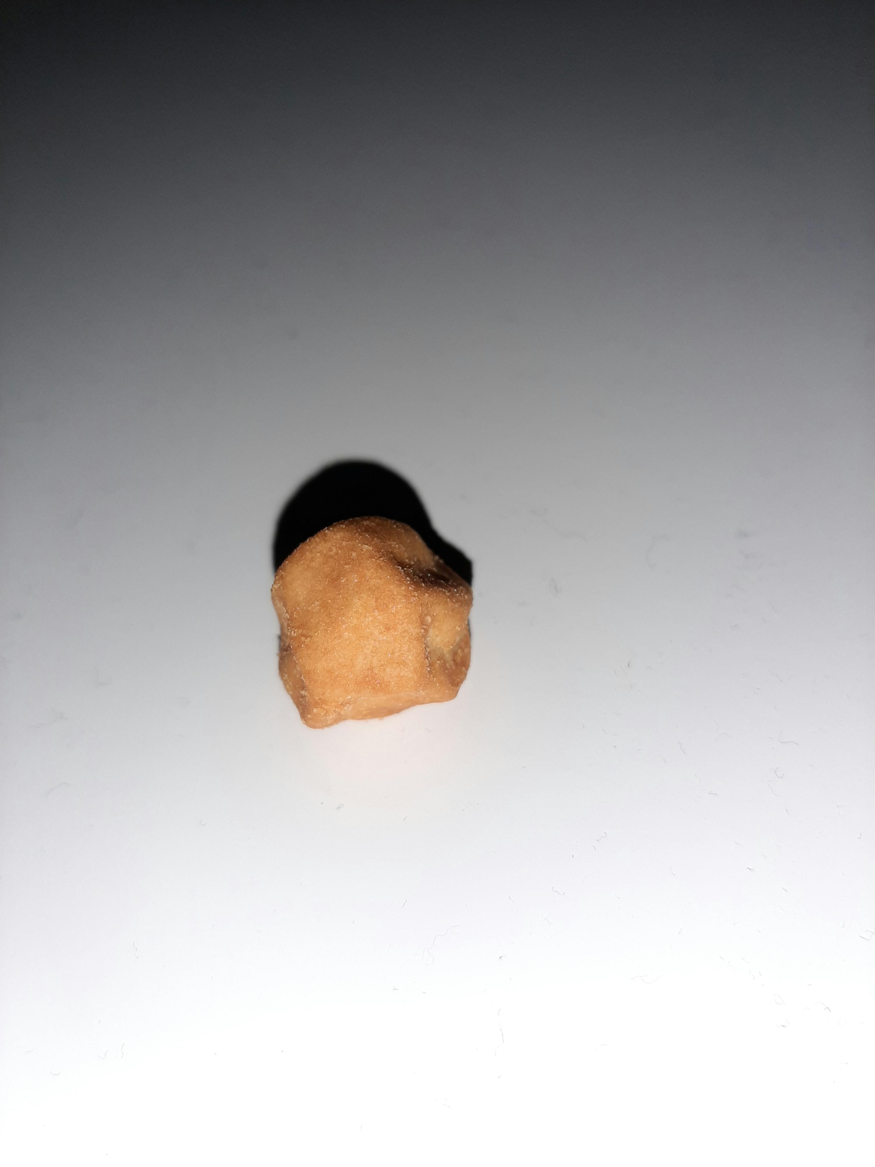 un morceau de nourriture est posé sur une surface blanche