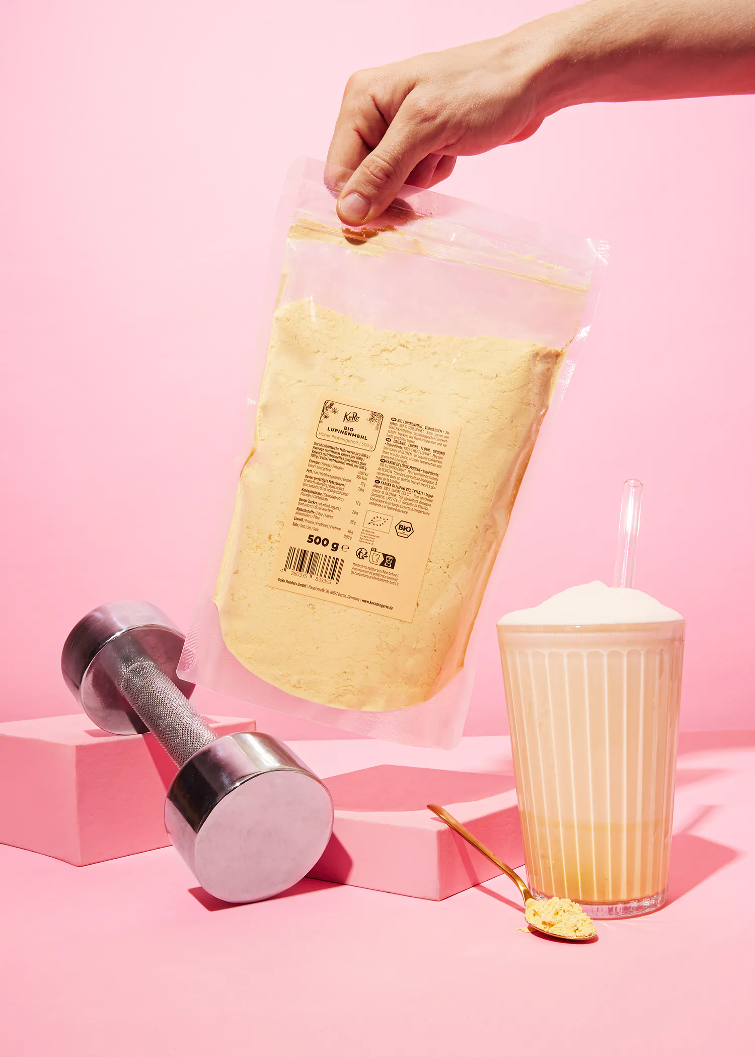 eine Person hält einen Plastikbeutel mit einem Etikett auf der Rückseite