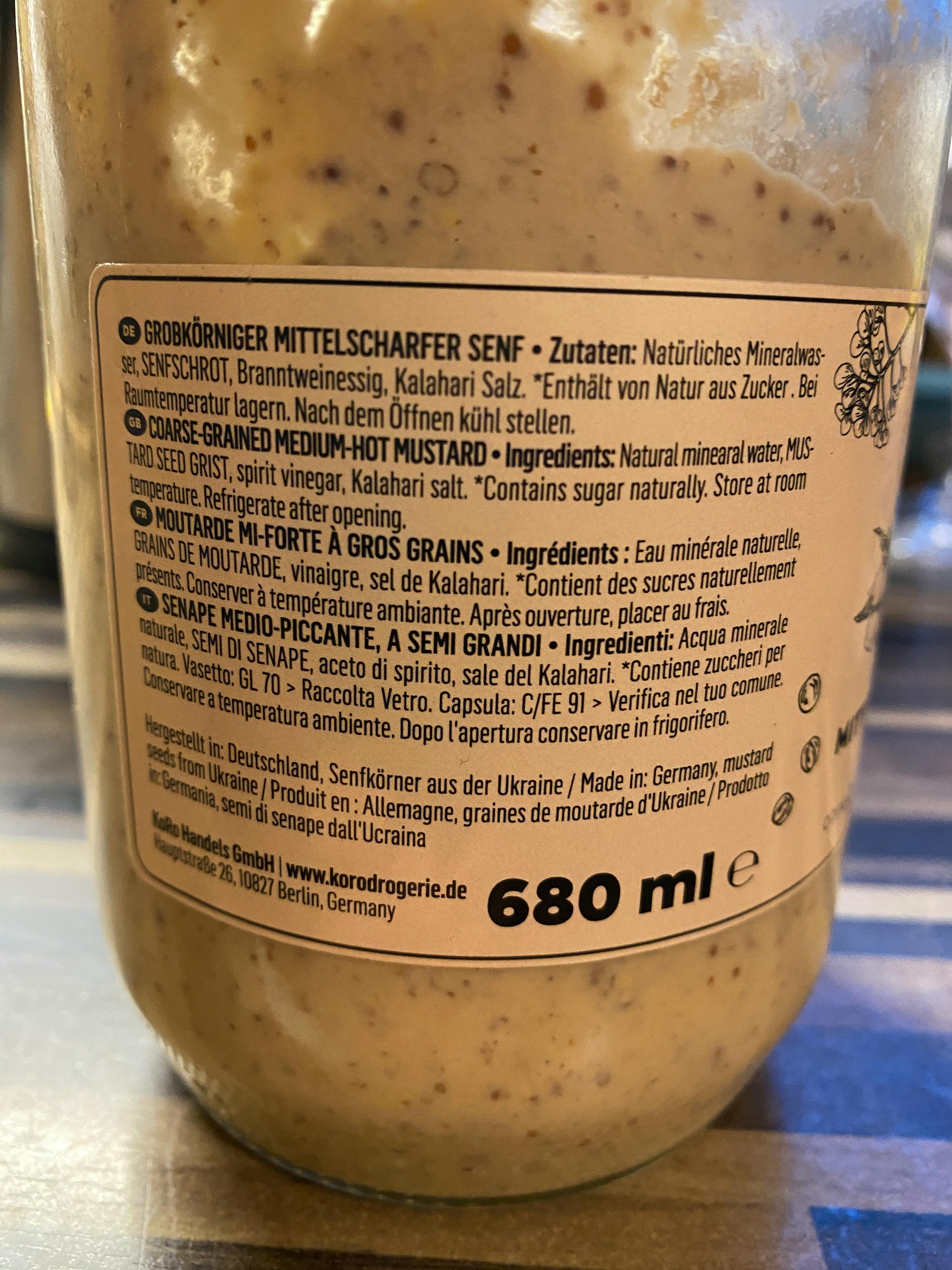 l' etichetta di un barattolo di mostarda è in lingua tedesca