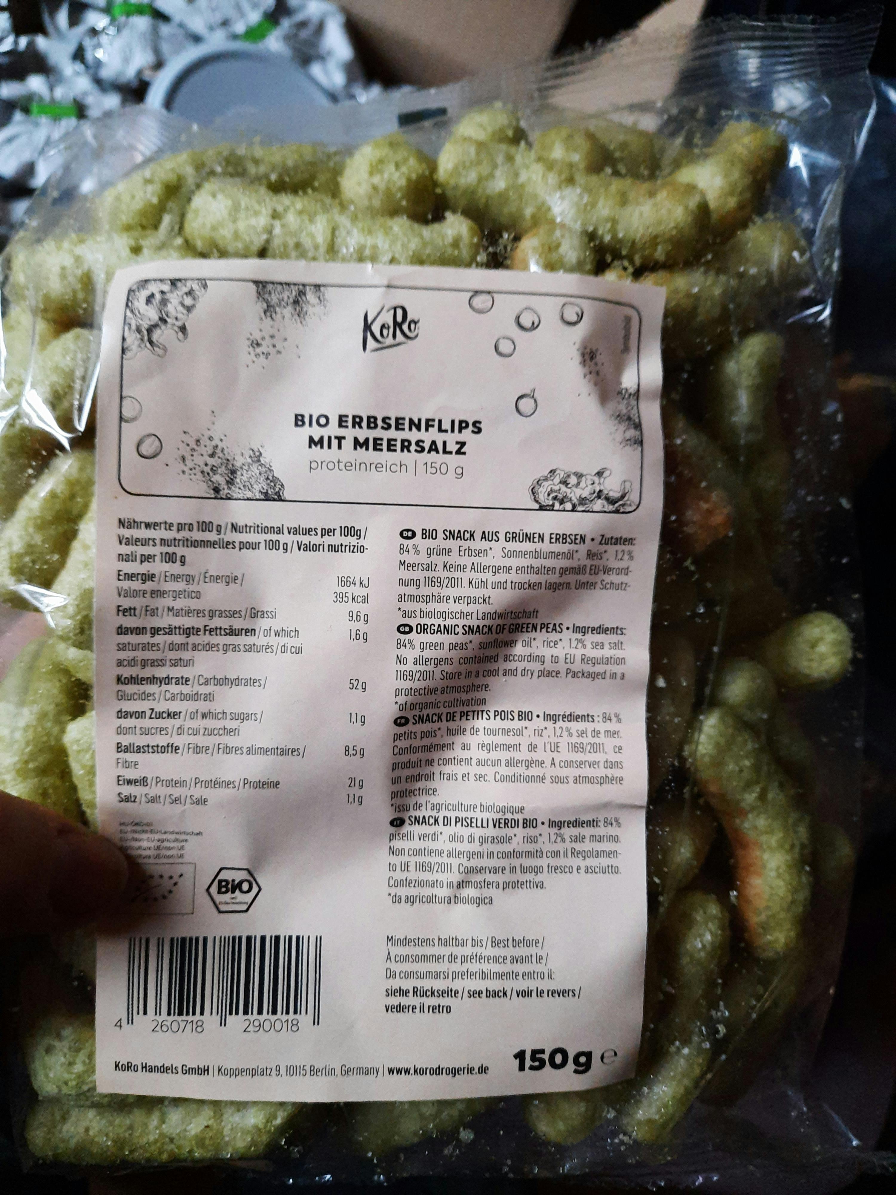 Eine Person hält eine Packung Bio-Snack aus grünem Reis