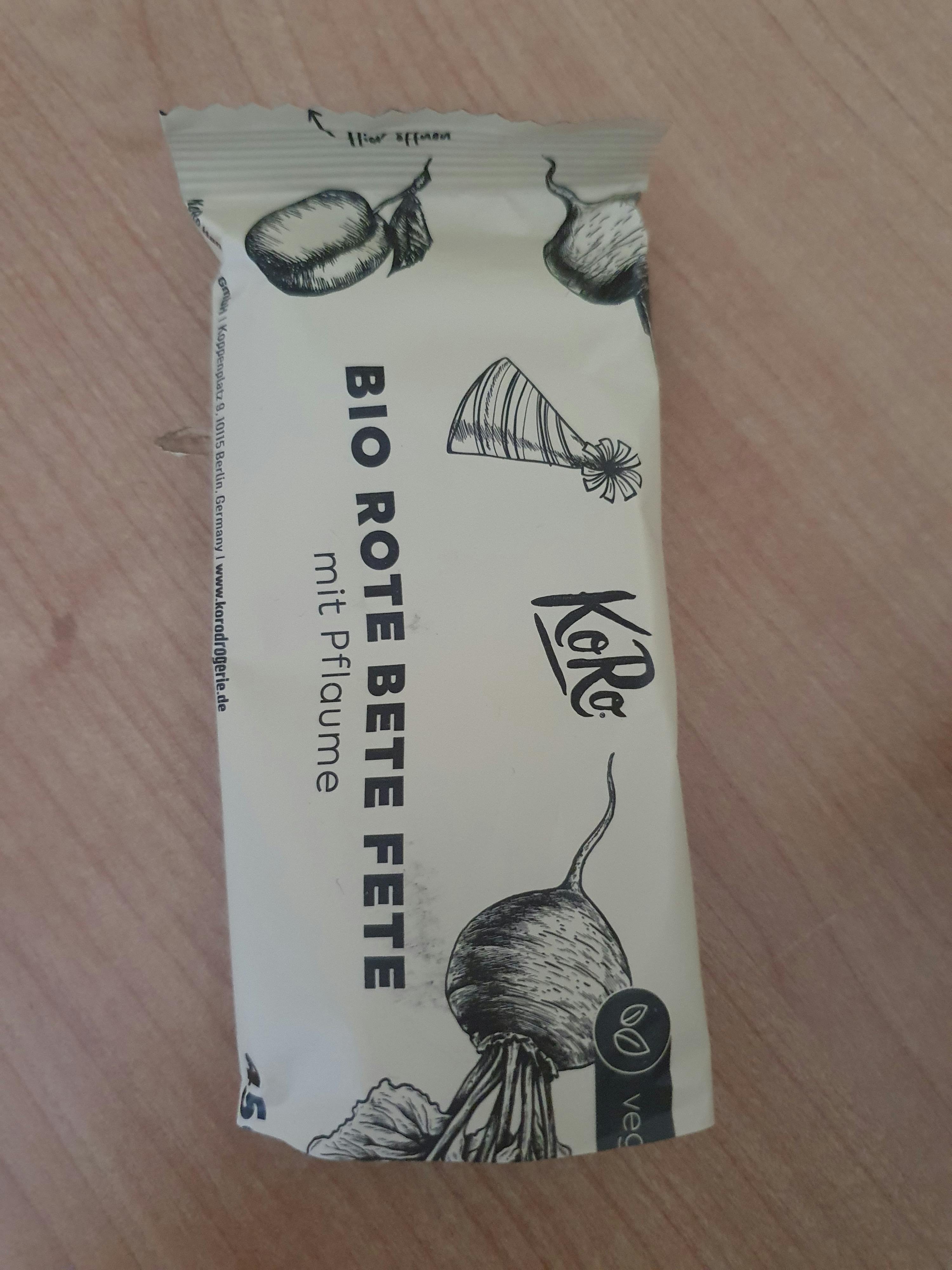 un paquet de bio rote bete fete mit pflaume est assis sur une table en bois