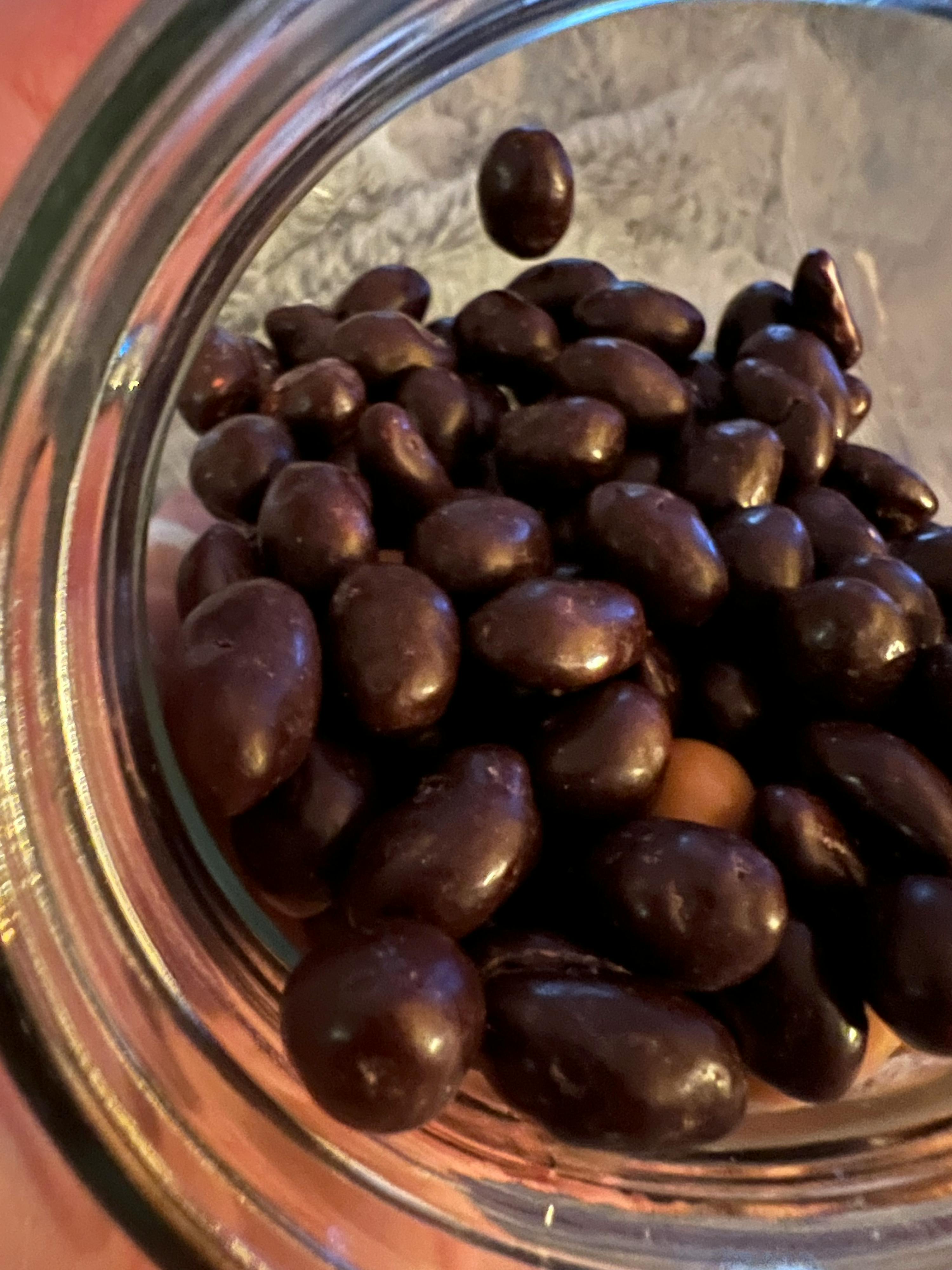 eine Nahaufnahme eines Glases mit Schokoladenbeeren