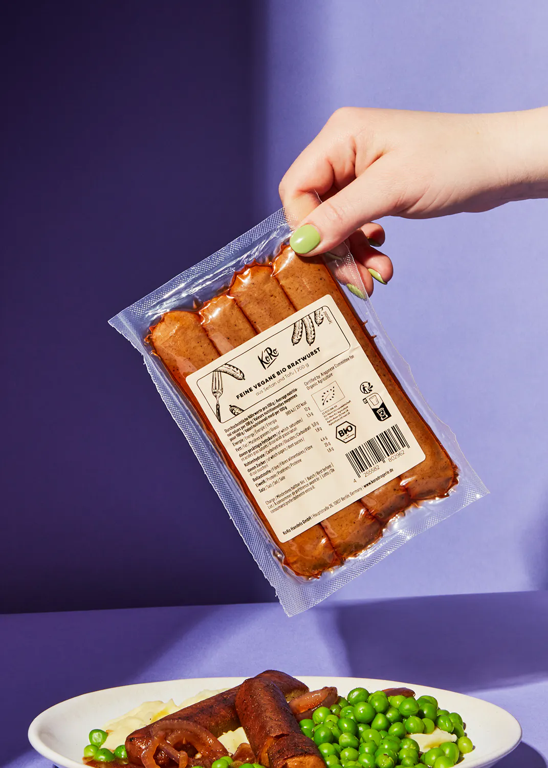 une personne tient un sac de viande végétale bio