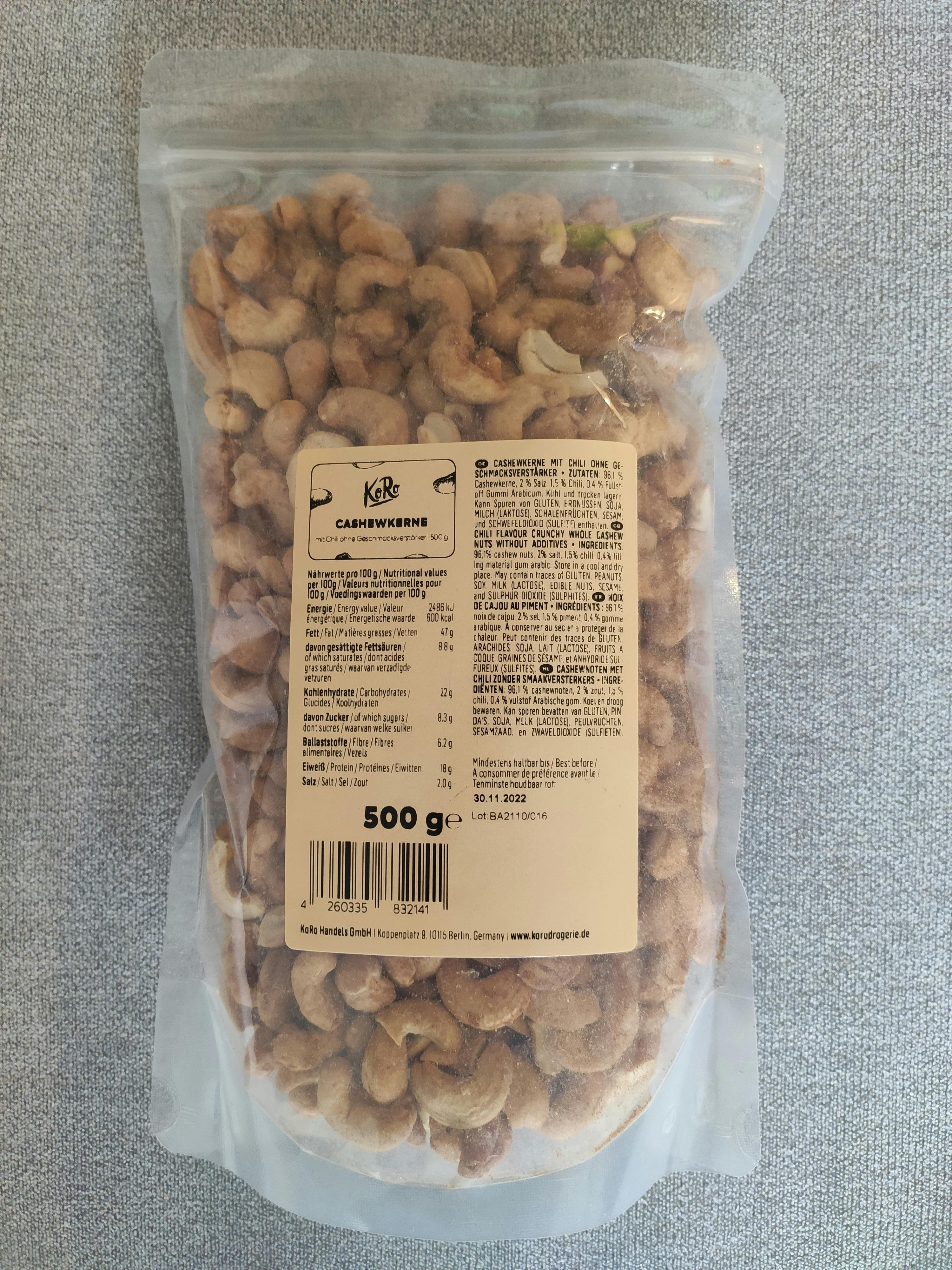 eine Plastiktüte mit cashewkernen steht auf einem Tisch