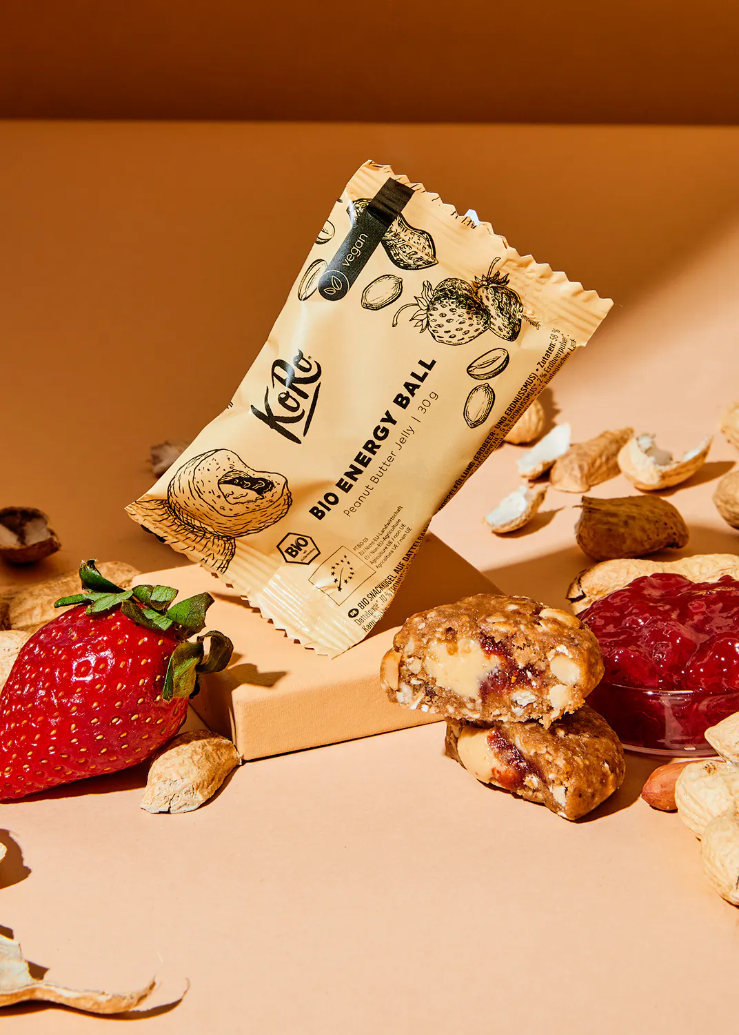 une balle d' énergie bio est posée sur une table avec des fraises et des amandes