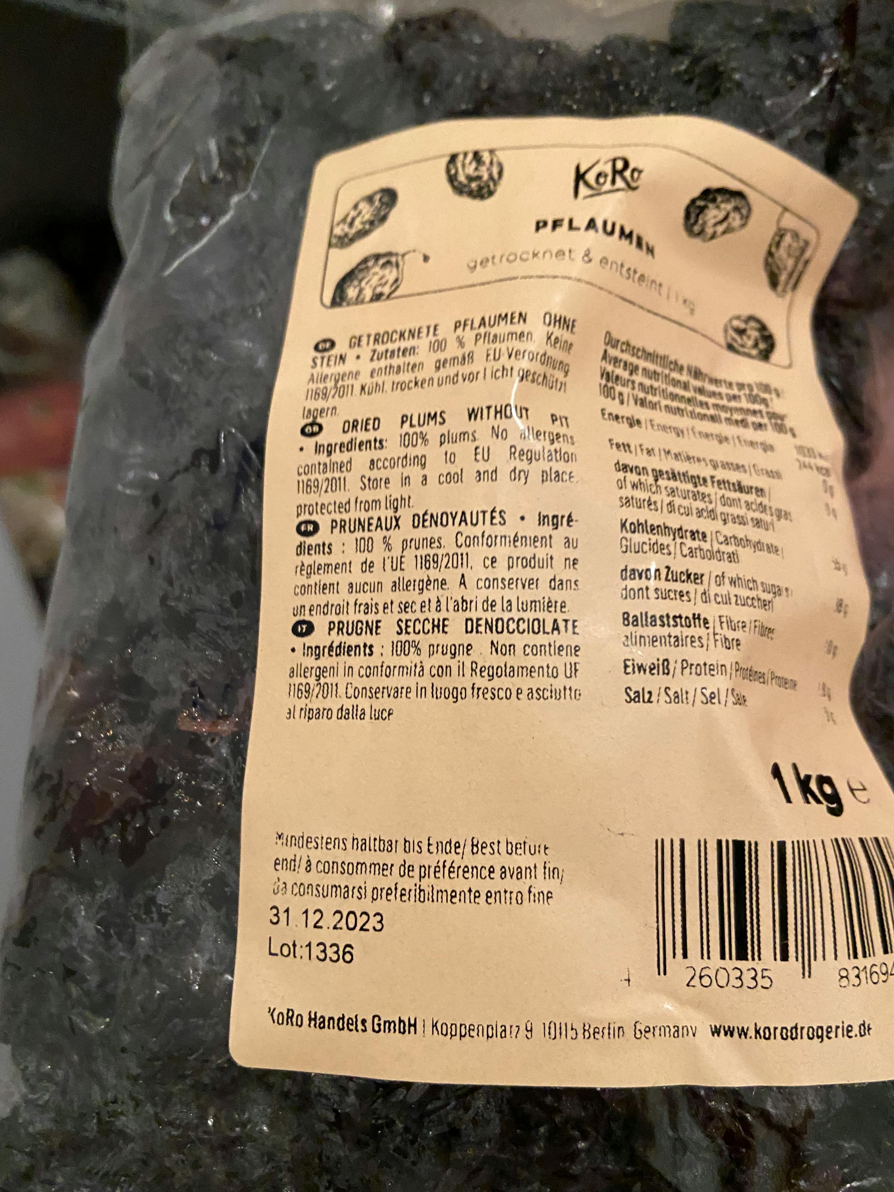 l' arrière d' un sac de prunes séchées avec une étiquette blanche